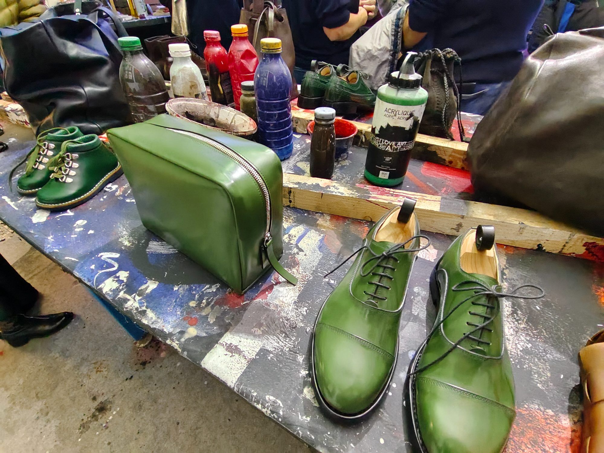 Christine Dünser präsentiert formvollendete Maßschuhe und Accessoires, die handwerkliche Präzision mit individuellem Design verbinden.