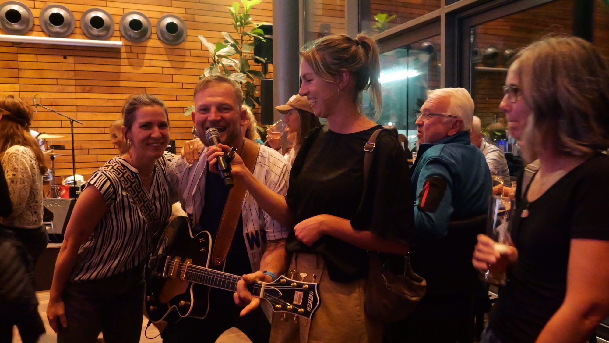 „Moose Crossing“ Sänger und Gitarrist Daniel Benzer mischte sich unter die feiernden Fans.