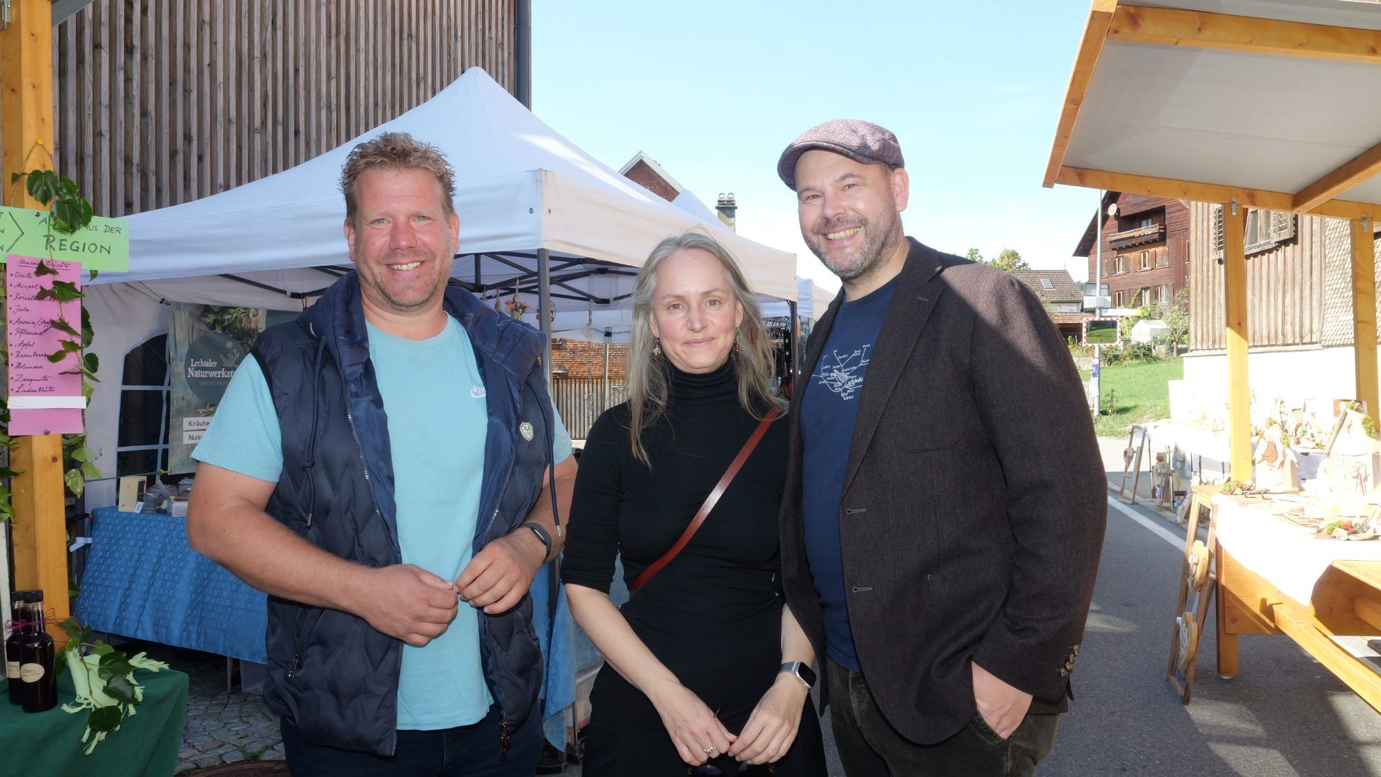 Schlenderten über den Markt: Musikschule Walgau Direktor Christian Mathis mit Anne Hoffmann und Dreiklang GF Marcus Naumann.