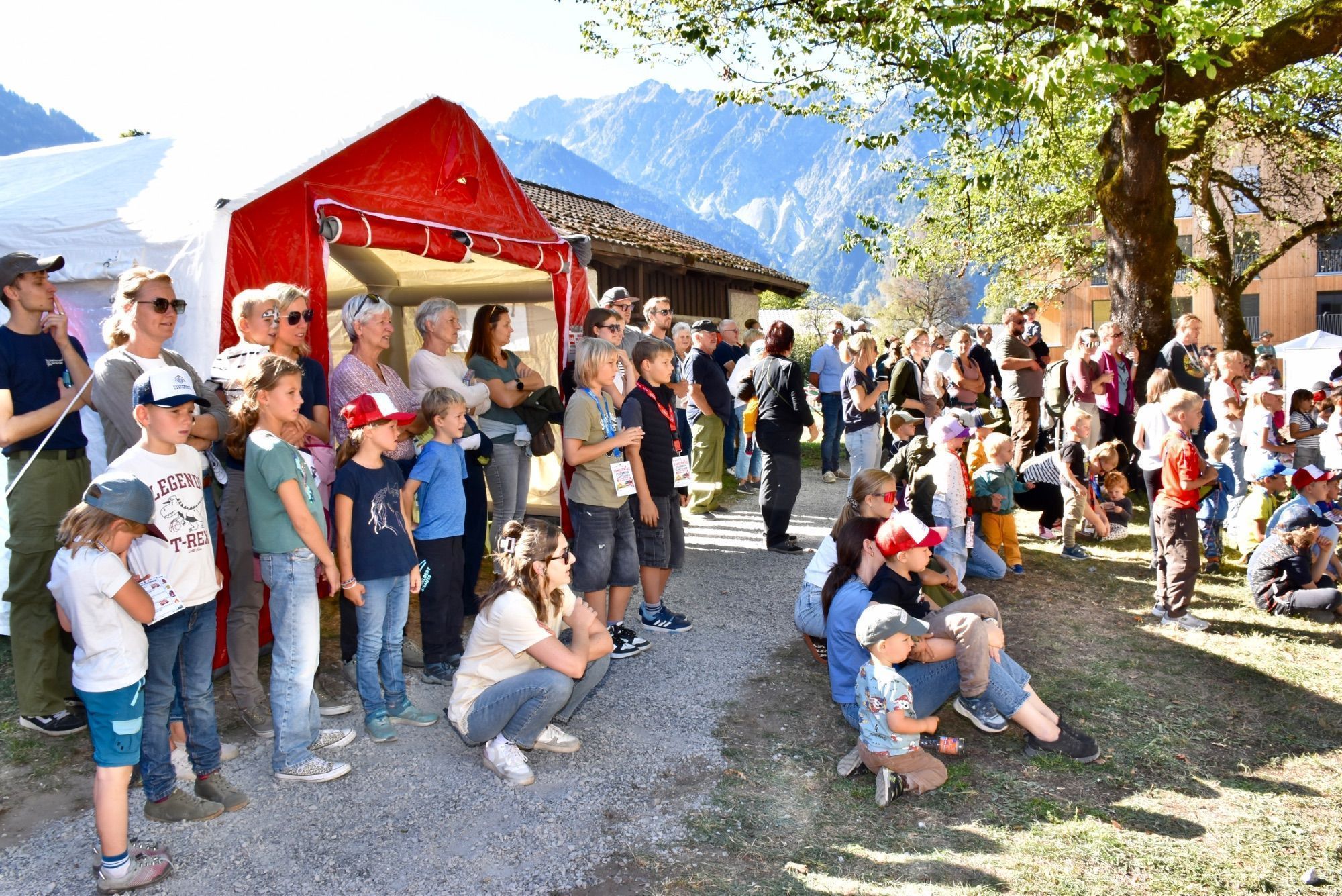 Vorführungen der Feuerwehr, Feuerwehr-Minigolf-Parcours und Blick ins Feuerwehrhaus Gantschier.