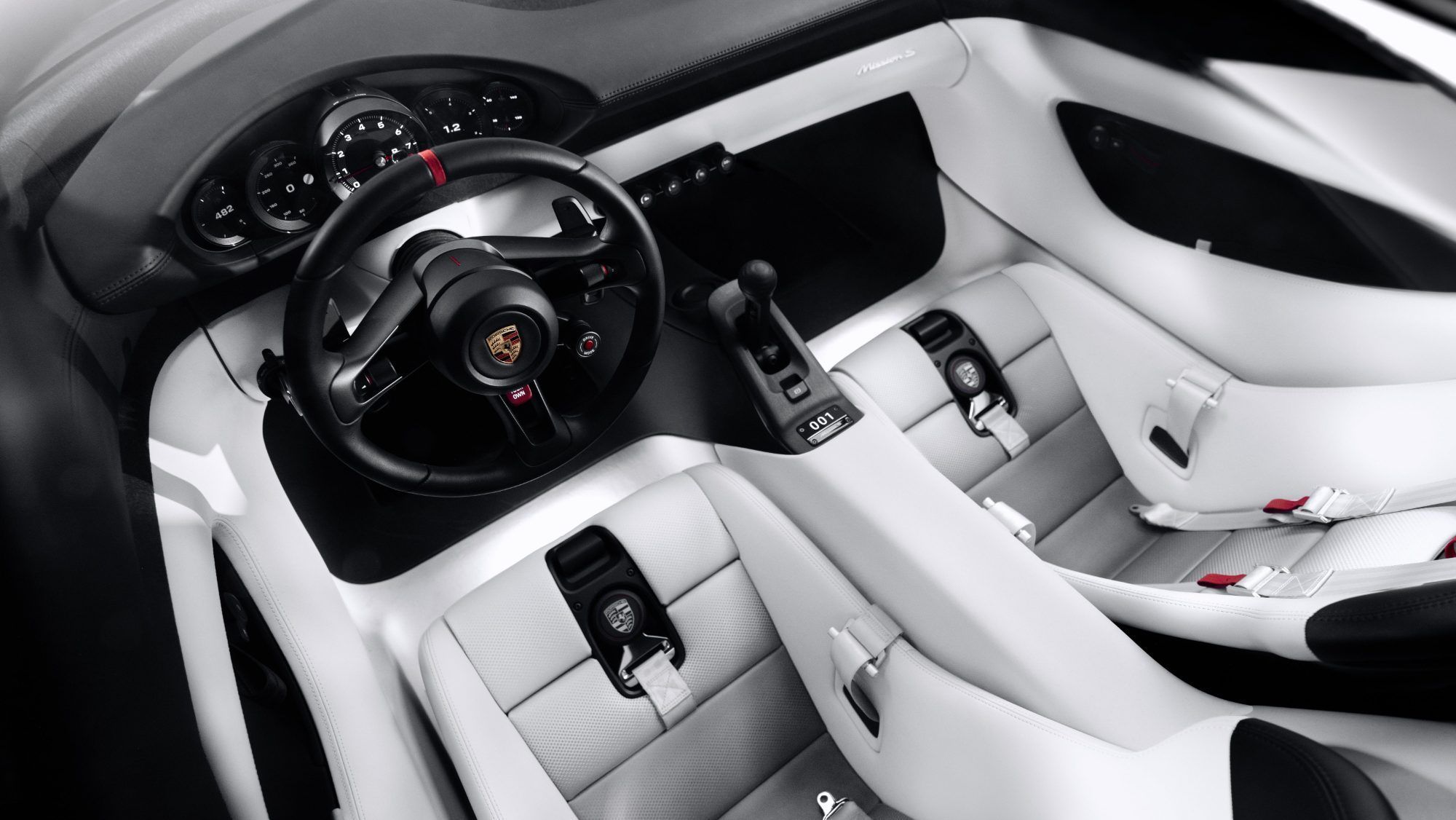 Die Schaltzentrale trägt Weiß: Schalensitze, Mehrpunktgurte und ein zentraler Drehzahlmesser geben im Porsche Mission S die sportliche Richtung vor.