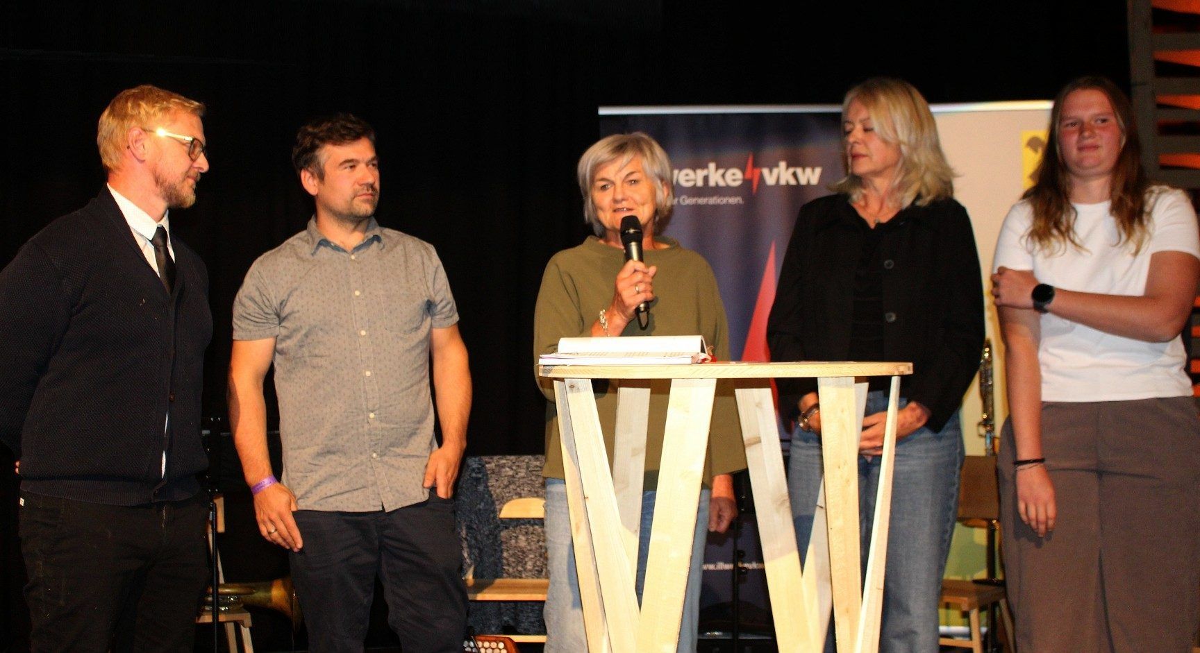 Talkrunde mit (v. li.) Bildungsberater Florian Moser, Martin Greussing, Petra Raid, Christine Meusburger-Fink und der Absolventin Aurelis Ritter, die ihre Statements zur Werkraumschule abgaben.
