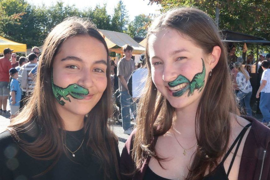 Sophia und Magdalena mit Dino-Gesichgtsbemalung.