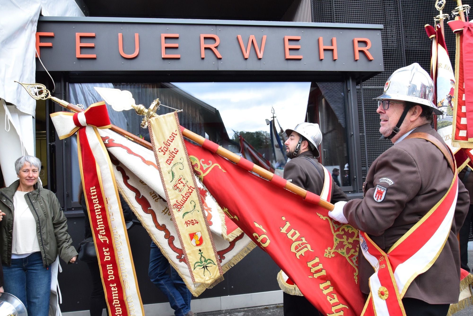 Nach der Fahrzeugsegnung kehrten die Fähnriche in das Festzelt beim Feuerwehrgerätehaus Schlins zurück.