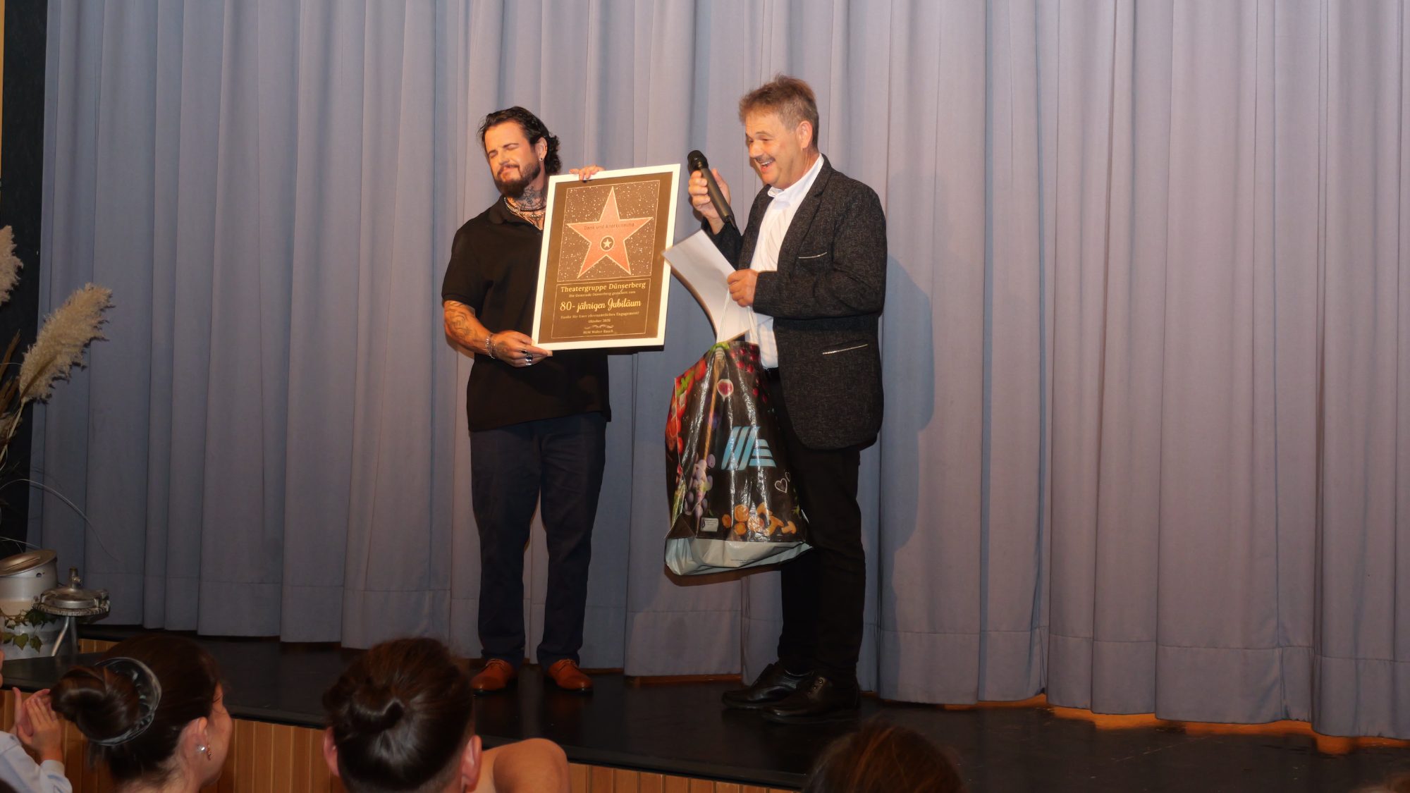 Bürgermeister Walter Rauch gratulierte zum 80-jährigen Jubiläum der Theatergruppe Dünserberg.