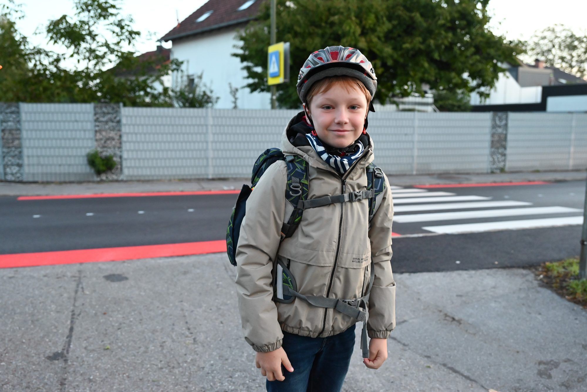Leonardo (8) überquert die Straße erst, wenn alle stehen bleiben. Er hofft, dass man ihn mit der roten Bodenmarkierung besser sieht.