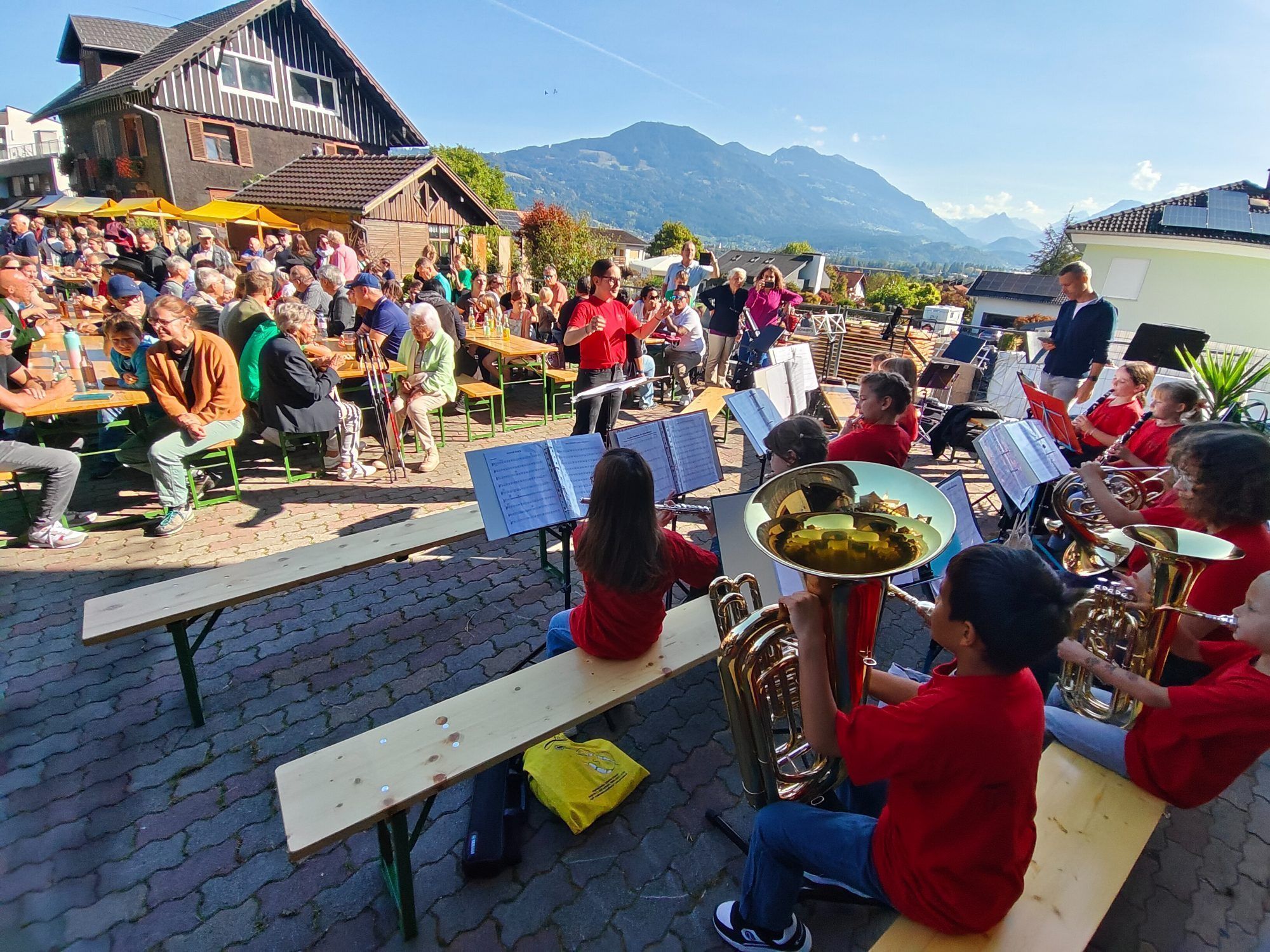 Musikalischer Auftakt: Die Mini-Musik eröffnete das Hoffest mit rockigen Klängen und stimmte die Besucher auf einen abwechslungsreichen Festtag ein.