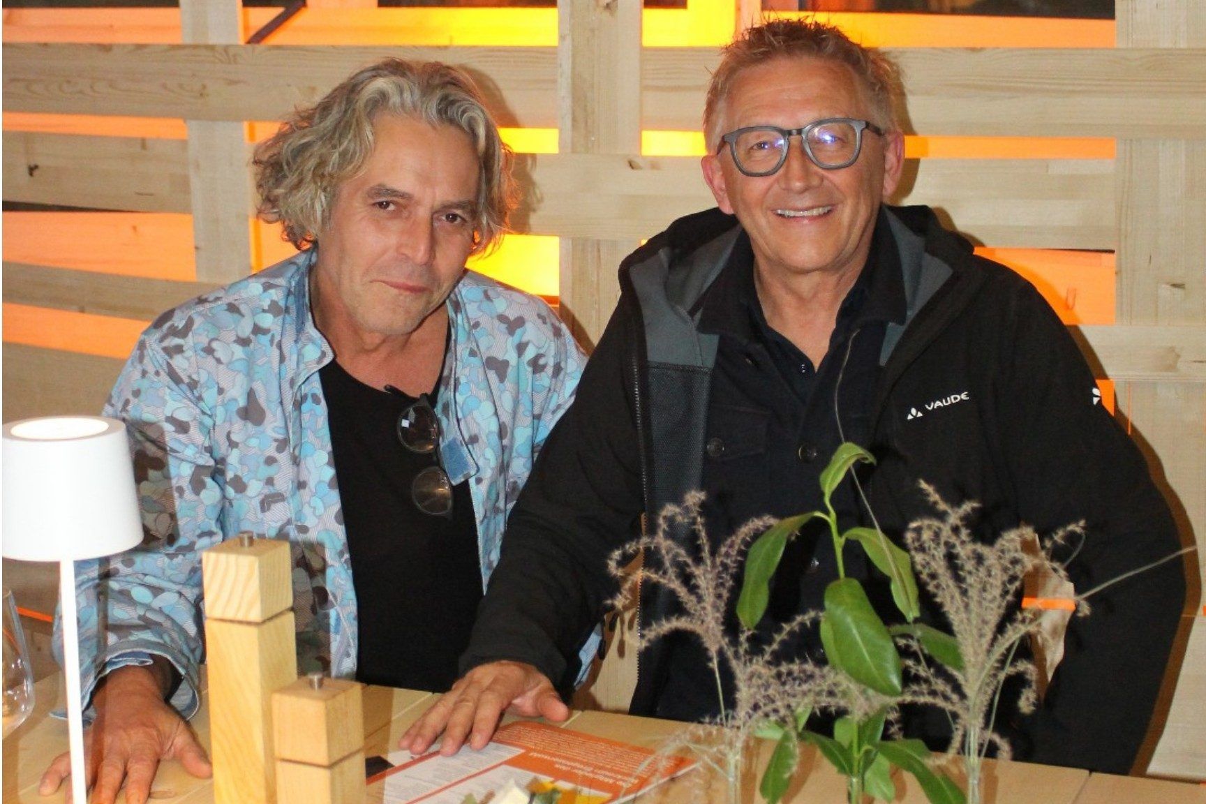 Andreas Mohr (li.) hat das Werkraumhaus für die Ausstellung Handwerk+Form mit originellem Mobilar ausgestattet. Den Großteil davon hat Christian Skrodzki gesichert, der damit in Leutkirch eine exklusive Event-Location ausstattet. PETER STRAUSS