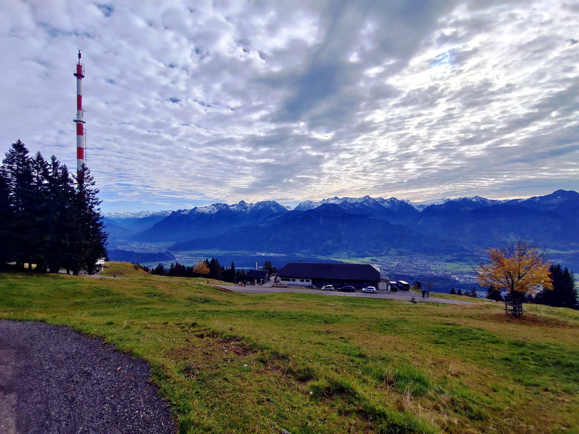 Herbststimmung am Berg: Während sich der Himmel am Nachmittag zunehmend bewölkte, wechselten viele Gäste von der Sonnenterrasse in die gemütliche Stube des Älpeles.