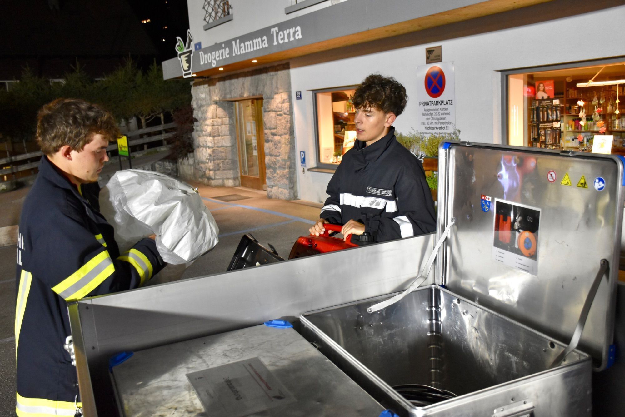 Mitglieder der Feuerwehr Silbertal beim Abbau des Atemschutzsammelplatzes.