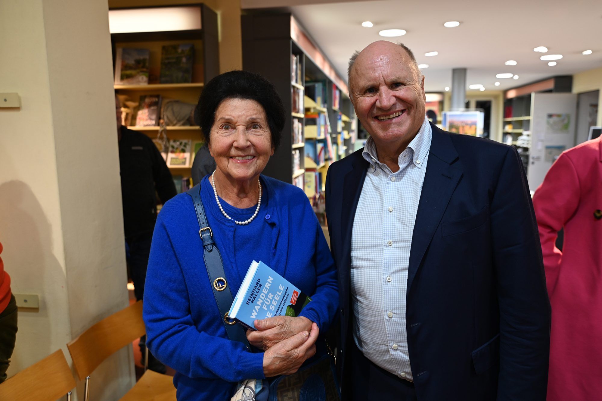 Brigitte Brunner und Hans-Peter Metzler ergatterten ein Buch.