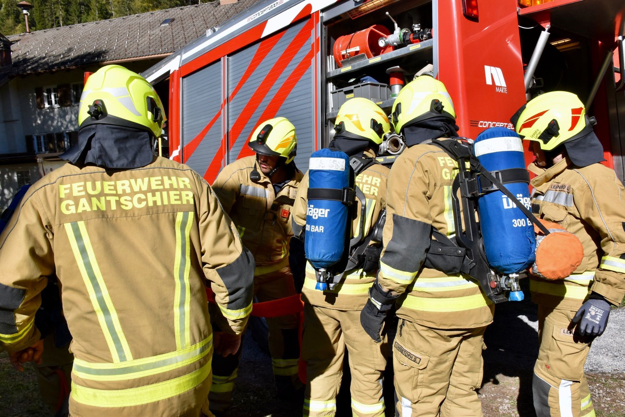 Vorführungen der Feuerwehr, Feuerwehr-Minigolf-Parcours und Blick ins Feuerwehrhaus Gantschier.