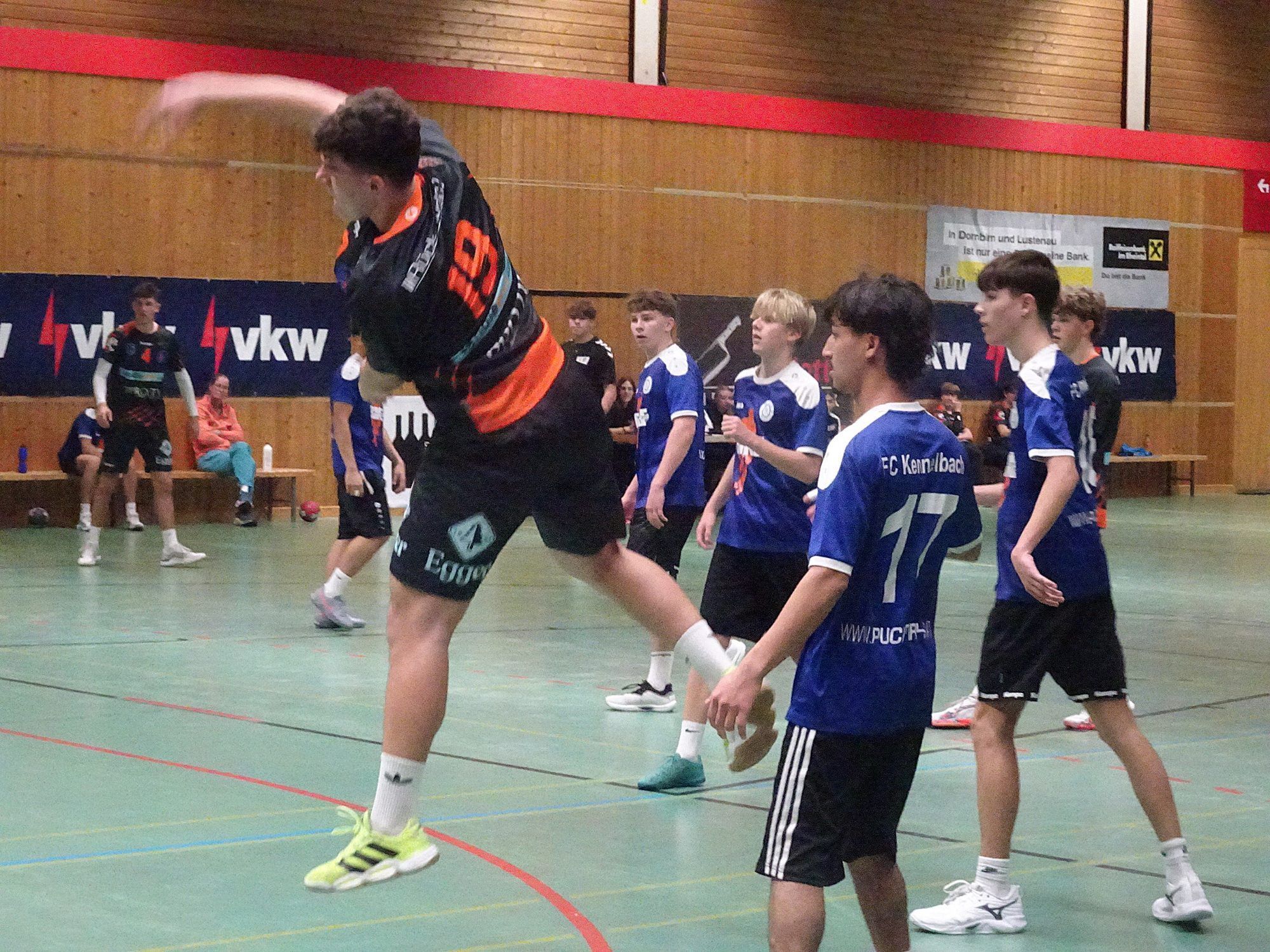Die Handballer schenken sich nichts und setzen sich mit vollem Einsatz für ihre Mannschaft ein.