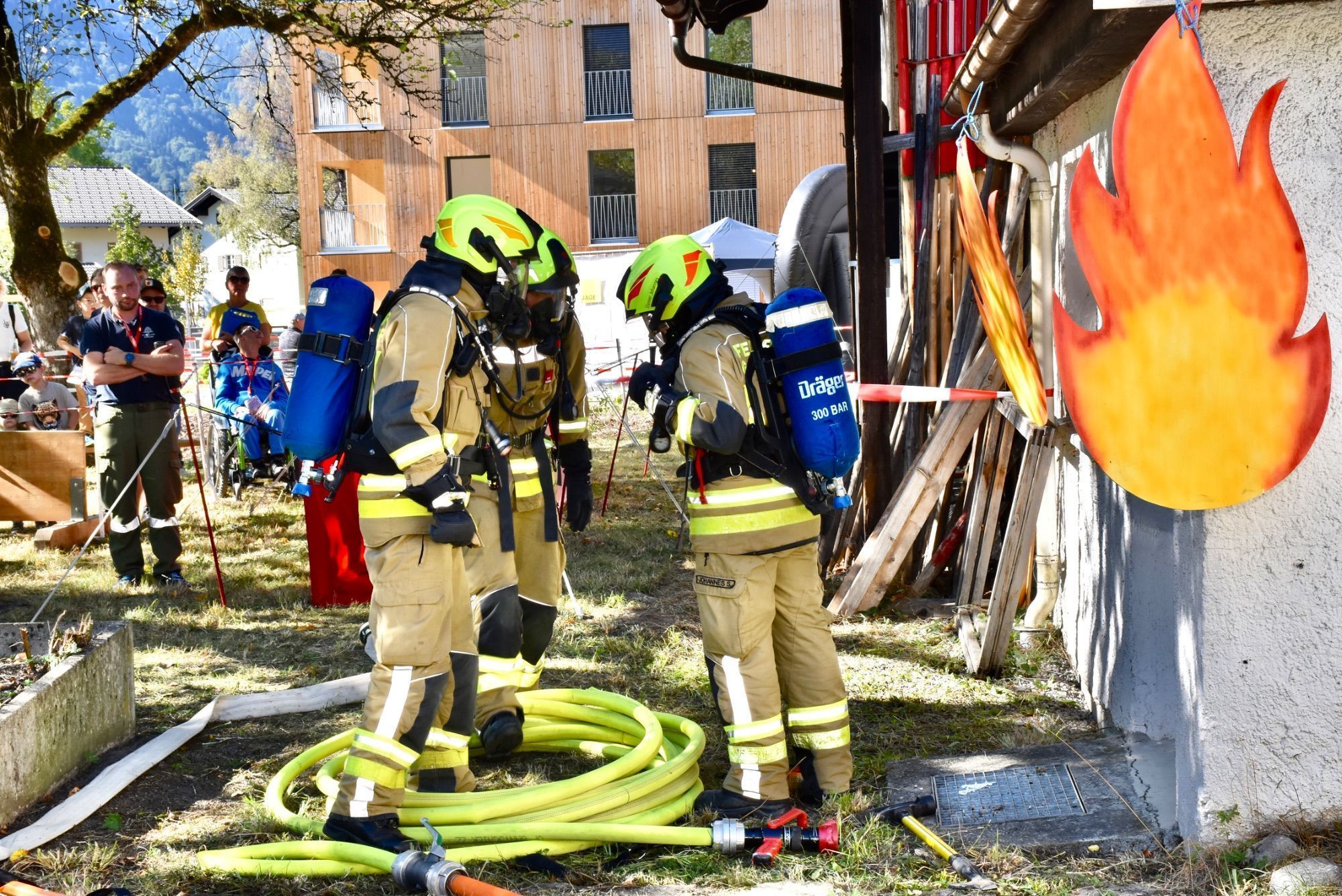 Vorführungen der Feuerwehr, Feuerwehr-Minigolf-Parcours und Blick ins Feuerwehrhaus Gantschier.