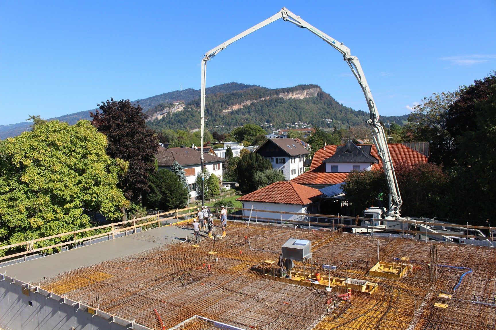 Während beim ersten Gebäude schon Fenster eingebaut und mit dem Innenausbau begonnen wird, wird beim zweiten die erste Decke betoniert.