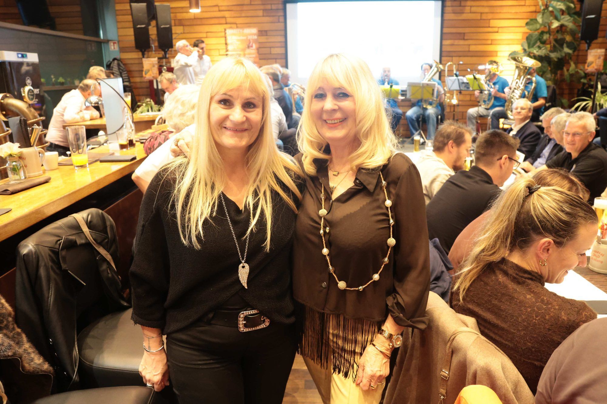 Besucherinnen Monika Kleindienst und Renate Ganath.