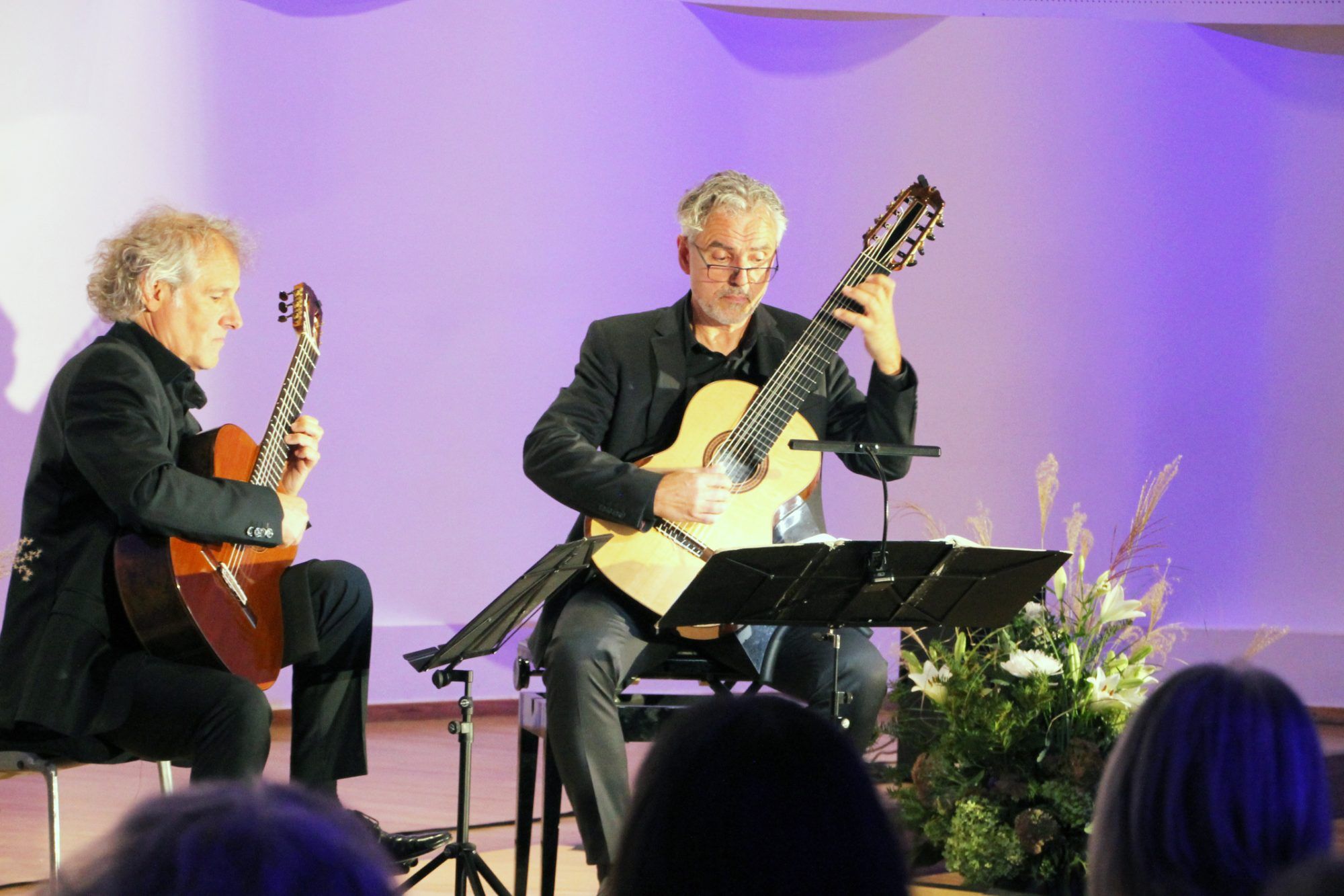 Das renommierte Gitarrenduo Alexander Swete und Martin Schwarz bot hochkarätige Unterhaltung im Leiblachtalsaal.