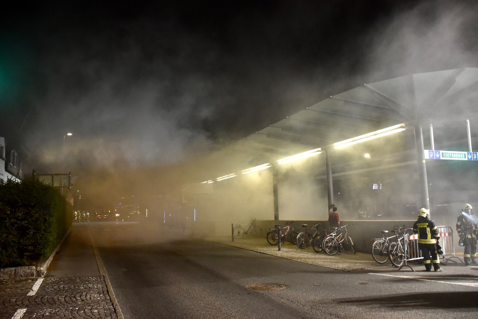 Die Tiefgarage am Bahnhof Schruns wurde zum Zwecke der großen Feuerwehrübung ordentlich eingenebelt.