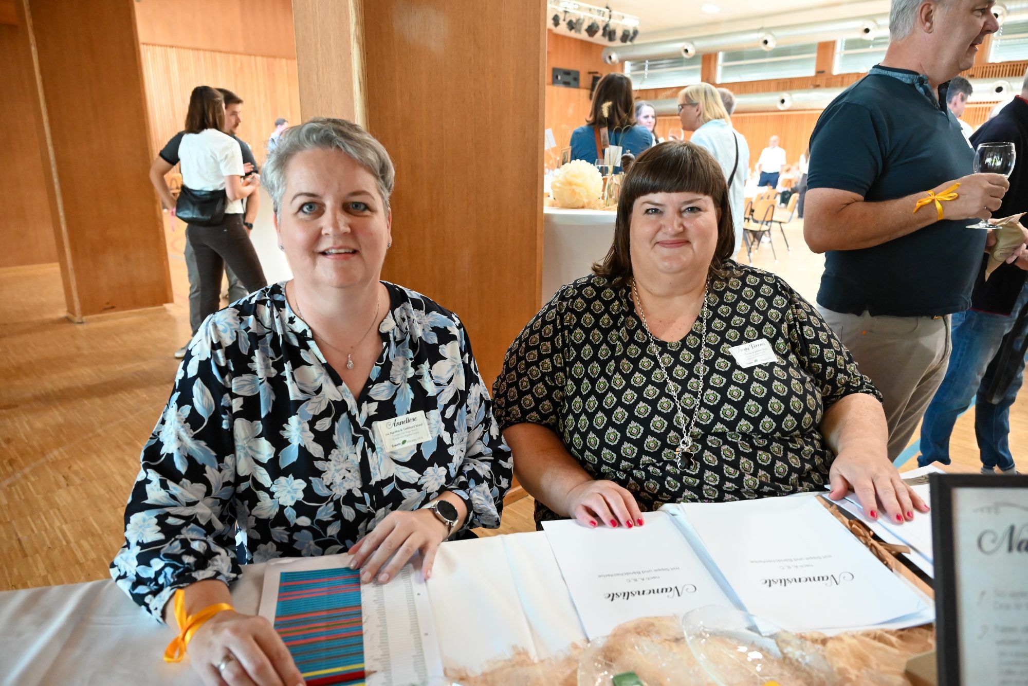Anneliese Forster und Tanja Kainz begrüßten alle herzlich am Eingang. Sie hatten ein ganzes Jahr lang mit fünf weiteren Familienmitgliedern dieses Treffen organisiert.