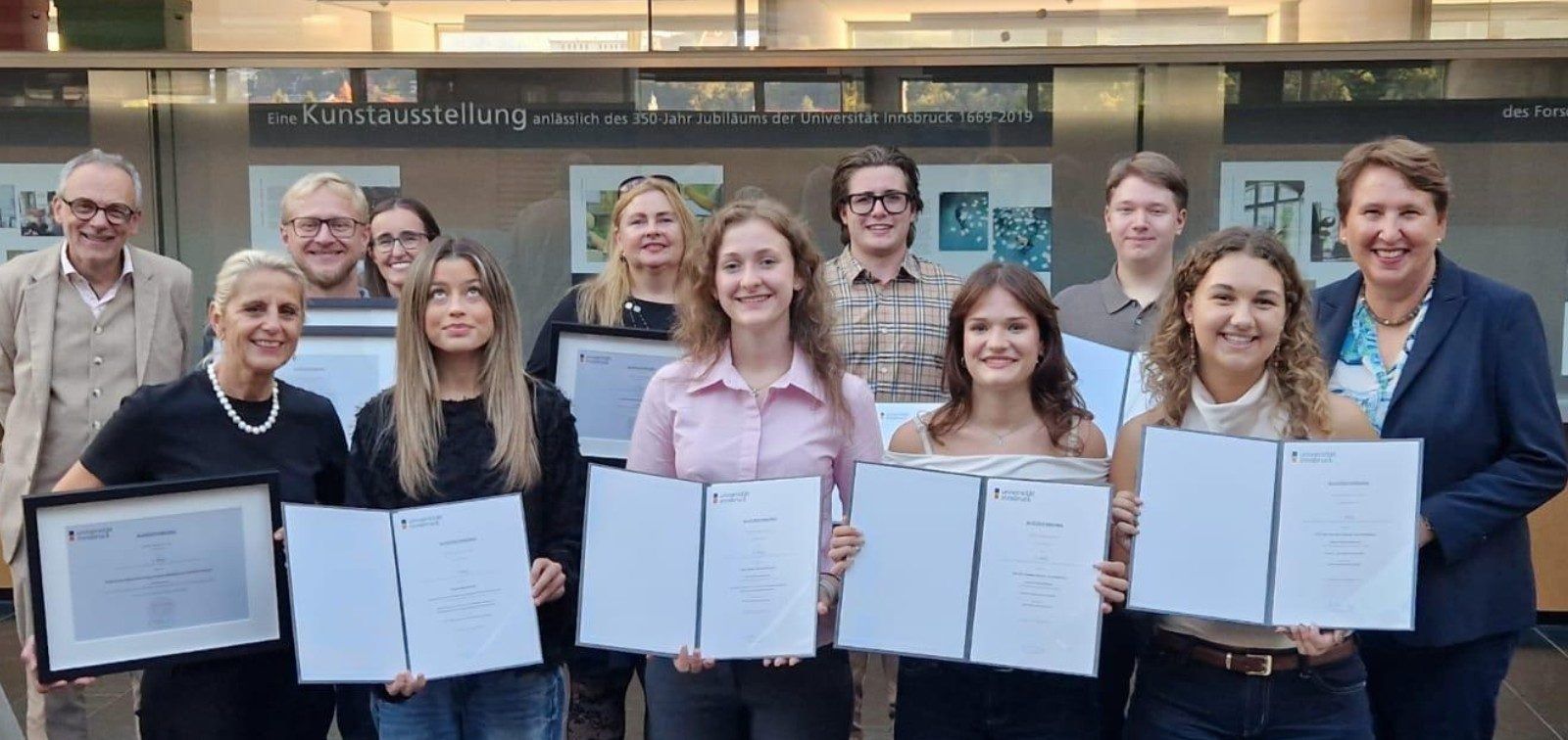Ein höchst erfreulicher „Nachtrag“ zum Schuljahr 2025/26: Fünf Maturantinnen der Bezauer Wirtschaftsschulen holten an der Uni Innsbruck die Plätze eins und drei.