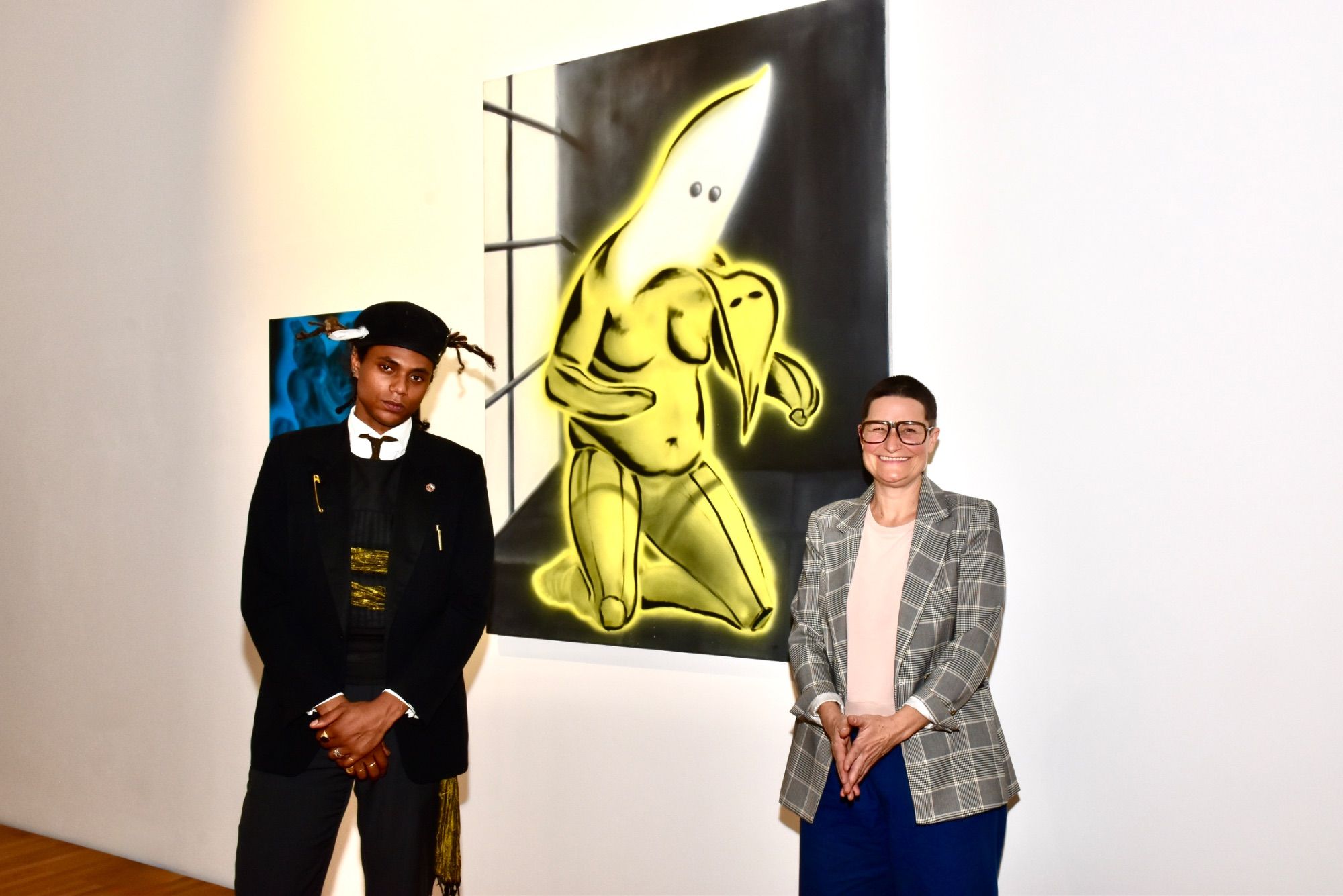 Künstler Tyrone Egbowon sowie Künstlerin und Ausstellungskuratorin Christine Lederer freuen sich über die gelungene Exposition.