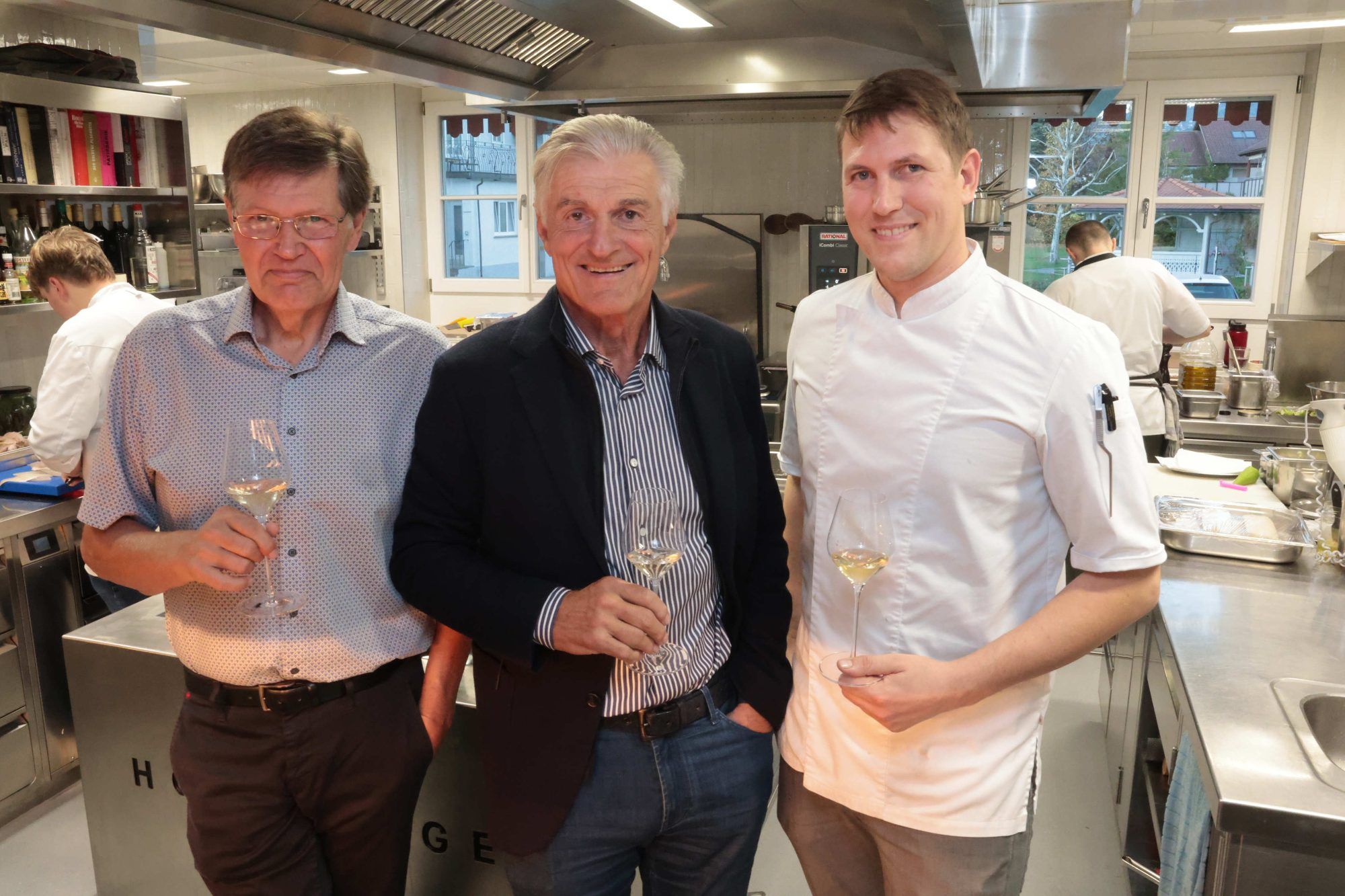 Bauleiter Harald Mayer, Hausherr Richard Fischer und Spitzenkoch Dominic Mayer in der völlig neu gestalteten Küche.