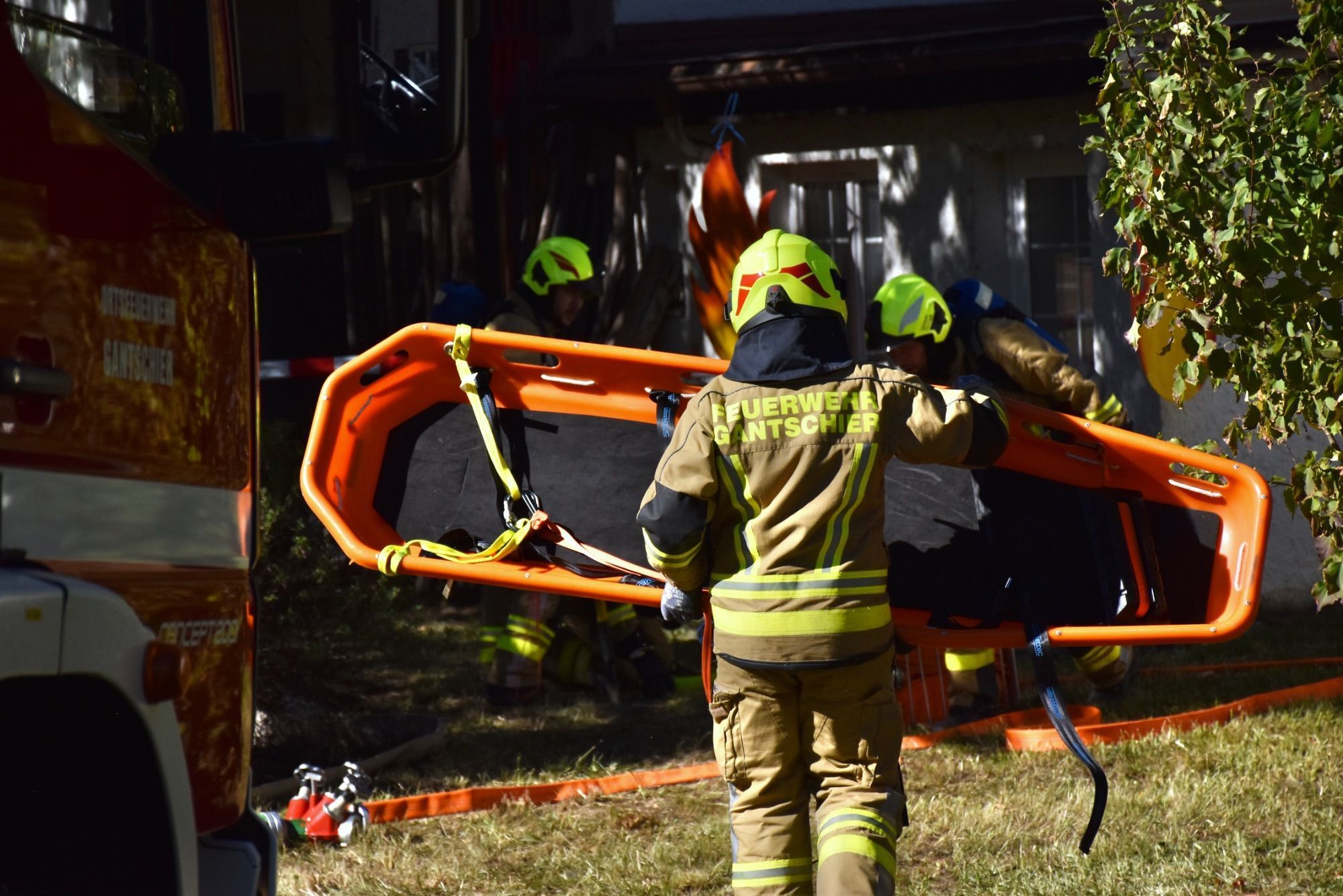 Vorführungen der Feuerwehr, Feuerwehr-Minigolf-Parcours und Blick ins Feuerwehrhaus Gantschier.