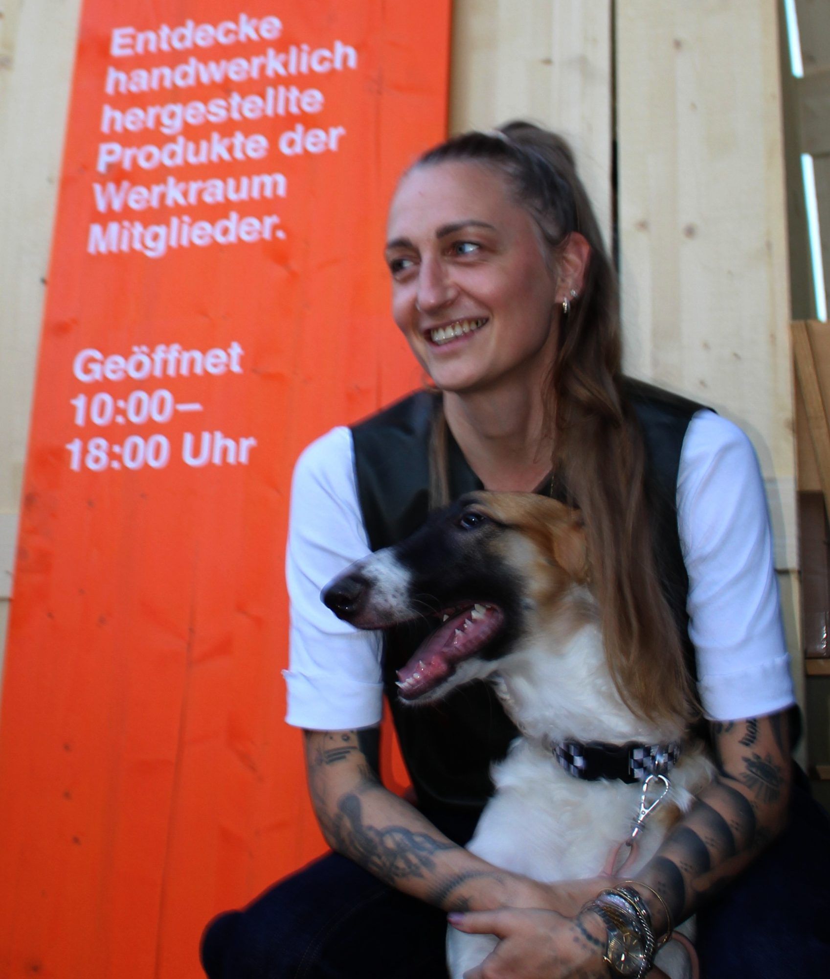 Was tun mit dem Vierbeiner? - Einfach auf die Ausstellung mitnehmen . . .