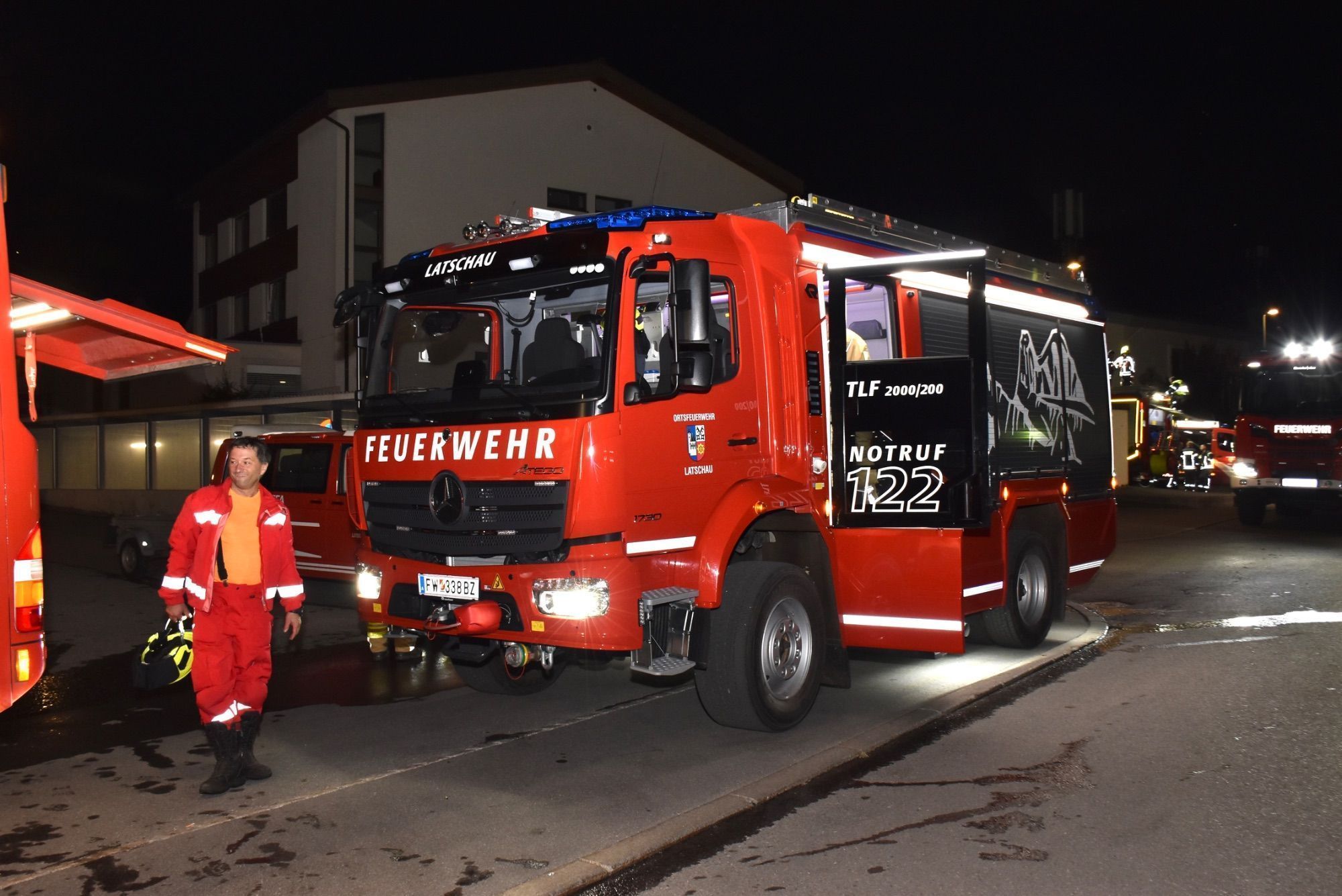 Mindestens 110 Einsatzkräfte von sieben verschiedenen Feuerwehren standen bei der großen Feuerwehrübung bei und in der Tiefgarage am Schrunser Bahnhof im Einsatz. Löschunterstützungsfahrzeuge, kurz LUF, stellten die Feuerwehr Braz und die Feuerwehr Illwerke zur Verfügung. Den Nebel machte die Feuerwehr Zwischenwasser.