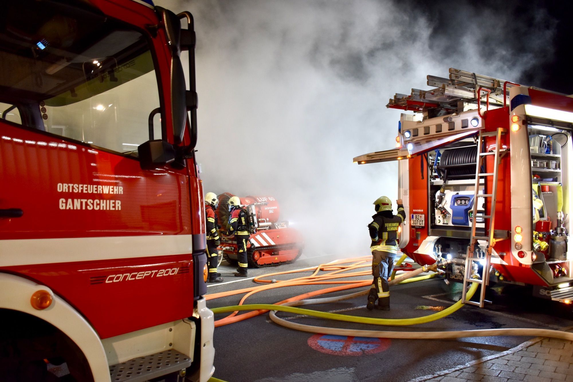 Mindestens 110 Einsatzkräfte von sieben verschiedenen Feuerwehren standen bei der großen Feuerwehrübung bei und in der Tiefgarage am Schrunser Bahnhof im Einsatz. Löschunterstützungsfahrzeuge, kurz LUF, stellten die Feuerwehr Braz und die Feuerwehr Illwerke zur Verfügung. Den Nebel machte die Feuerwehr Zwischenwasser.