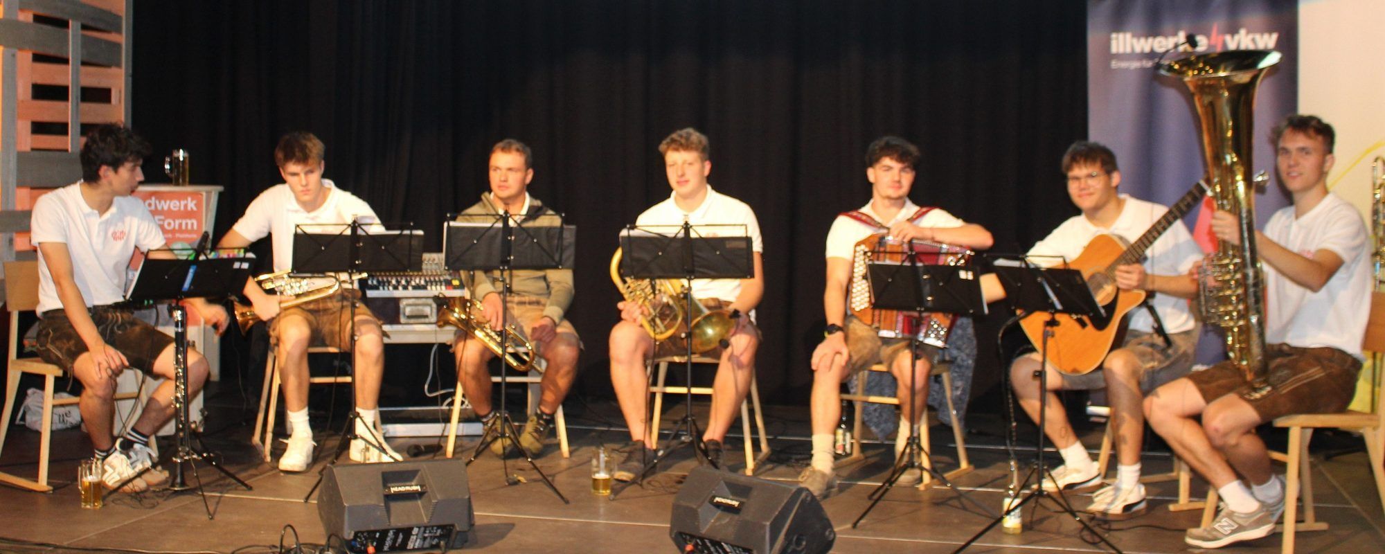 Aller guten Dinge sind drei: beim Jubiläumsabend 10 Jahre Werkraumschule kamen neben Wälder Schülern und Handwerkern auch Wälder Musikanten – die Schtubo Buobo – auf die Bühne.