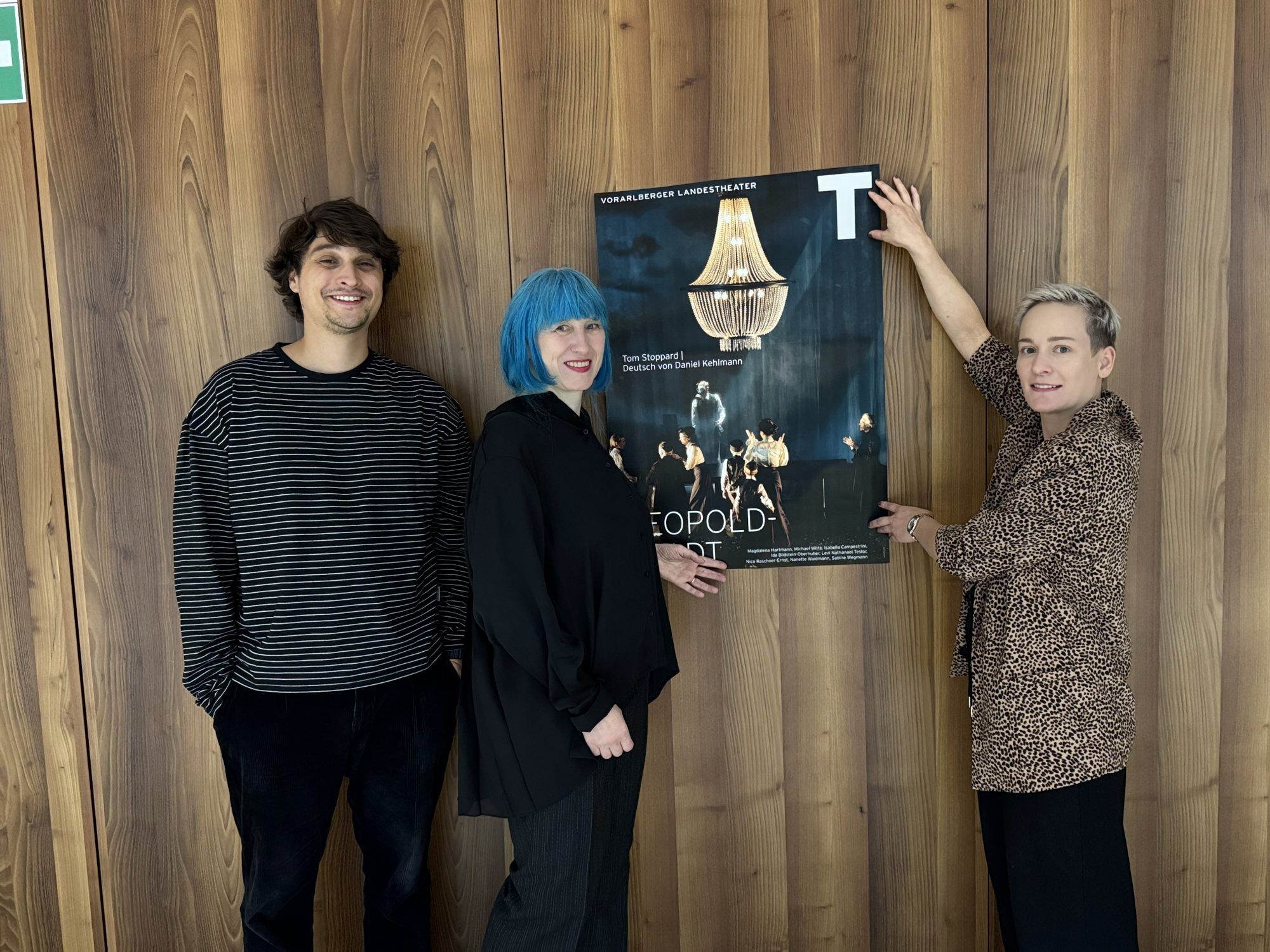 Dramaturg Elias Lepper, Kostümbildnerin Monika Gebauer und Doreen Back (Bühne und Video) vor der Premiere.