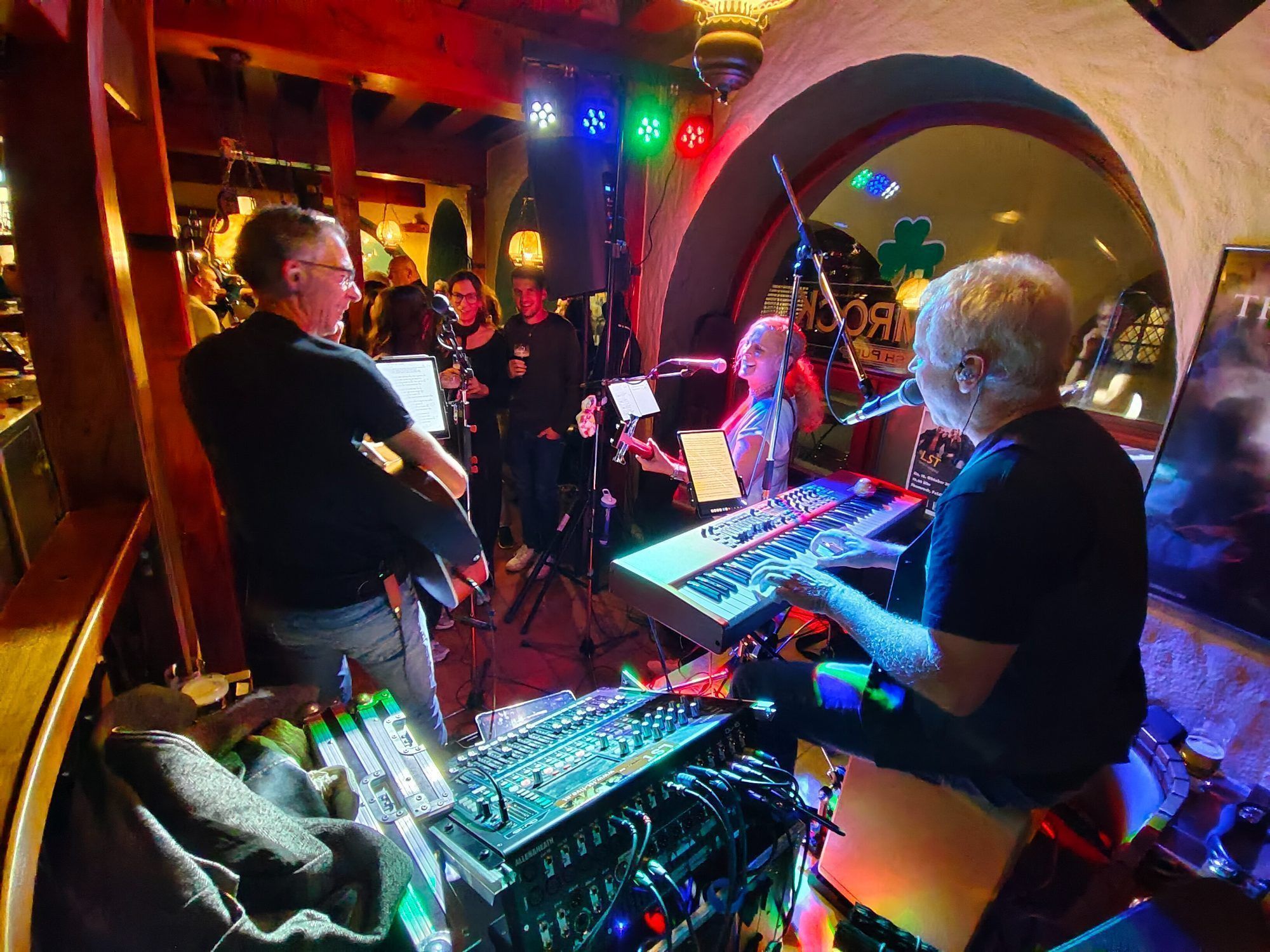 Unplugged und mitten ins Ohr: LST unplugged bewiesen im Shamrock, dass die