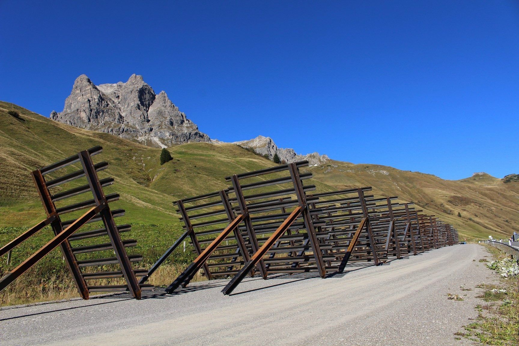 Tausende Laufmeter Werke wurden in den vergangenen rund 20 Jahren zum Schutz vor Lawinen am Hochtannberg verbaut, heuer kamen einige Hundert Meter weitere hinzu.