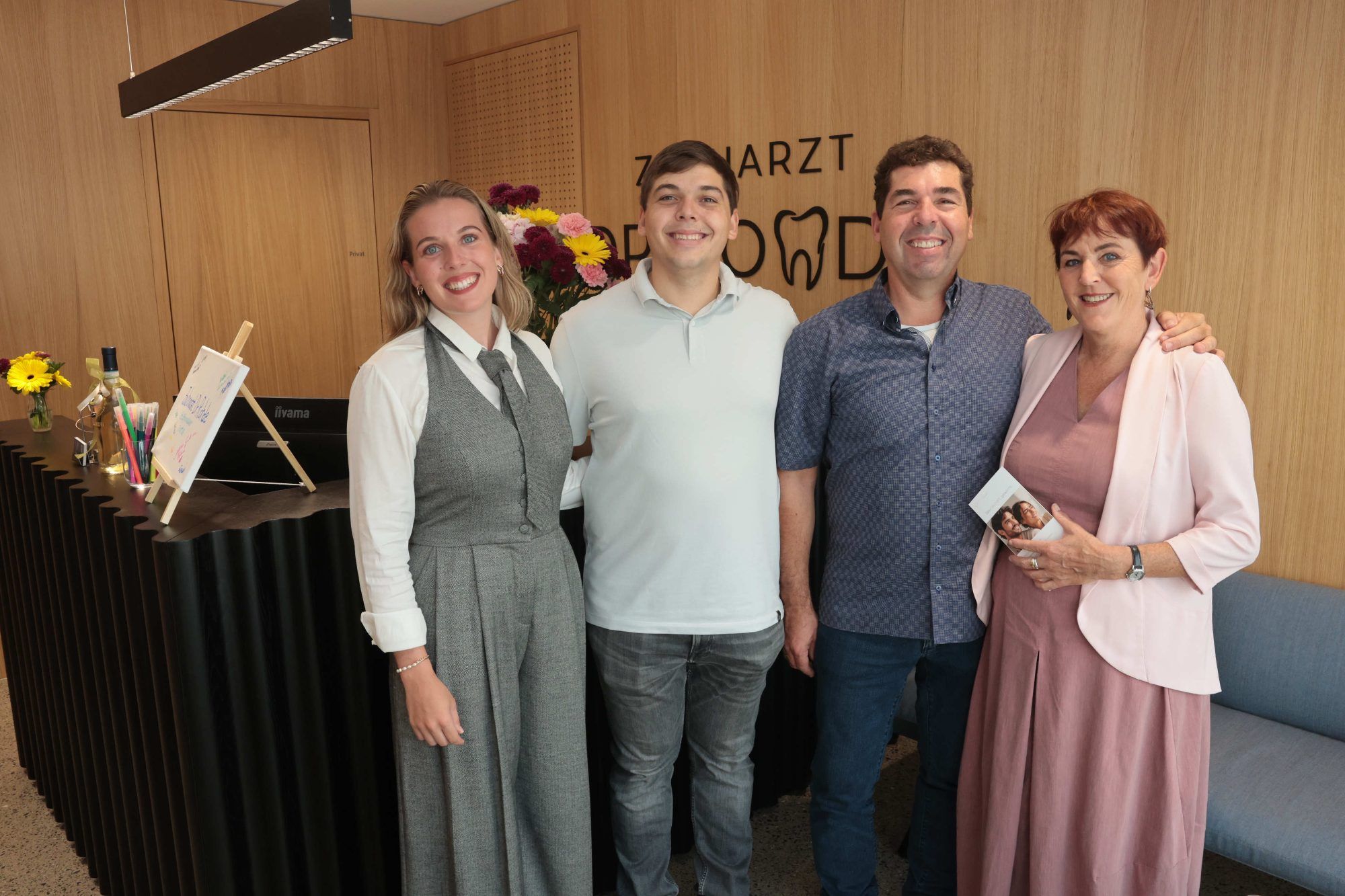 Zahnärztin Ruth Ebenbichler, Paul, Reinhold und Dagmar Bösch vom Malerbetrieb Bösch.