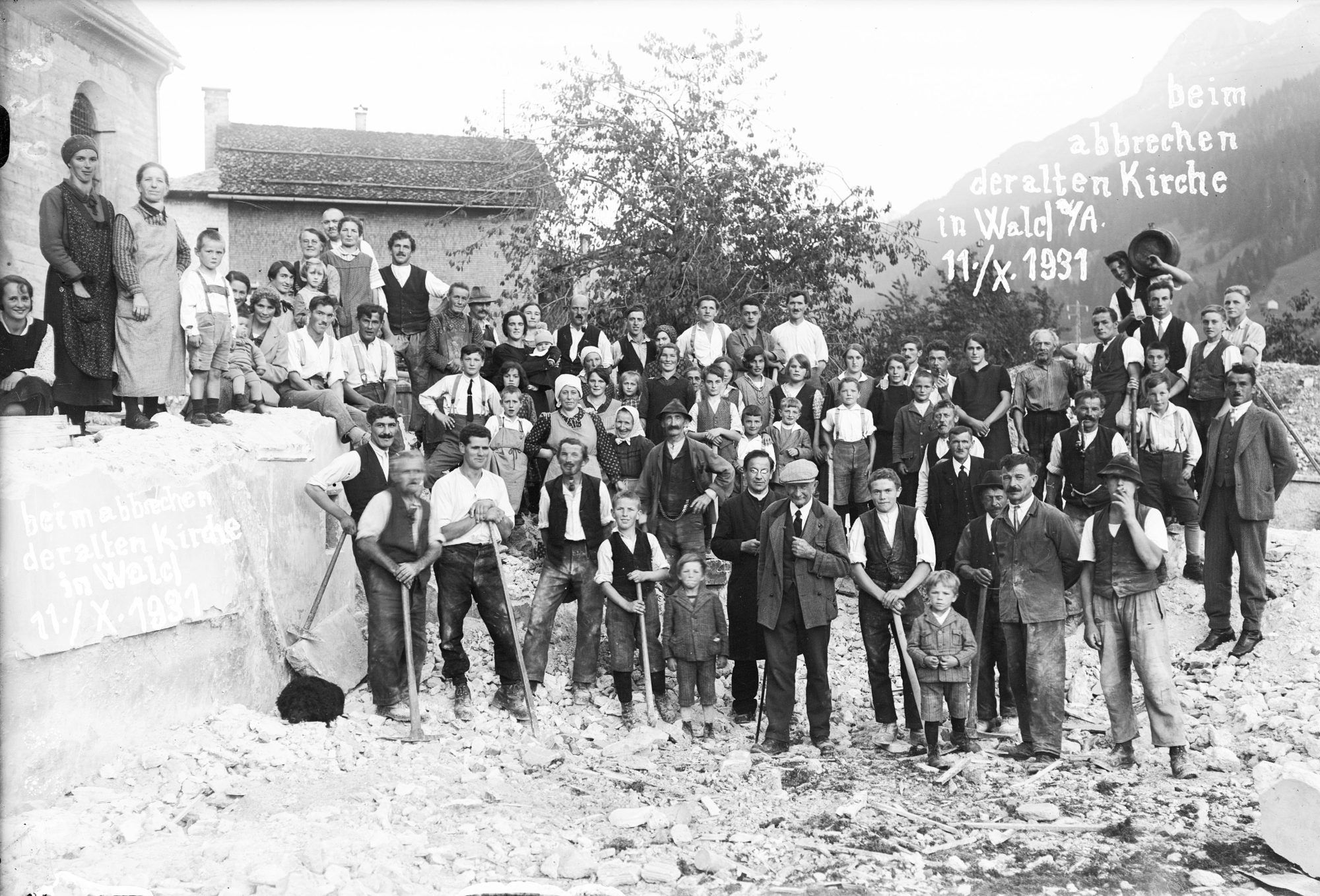 Viele Menschen aus Wald halfen beim Abbruch der alten Kirche mit.