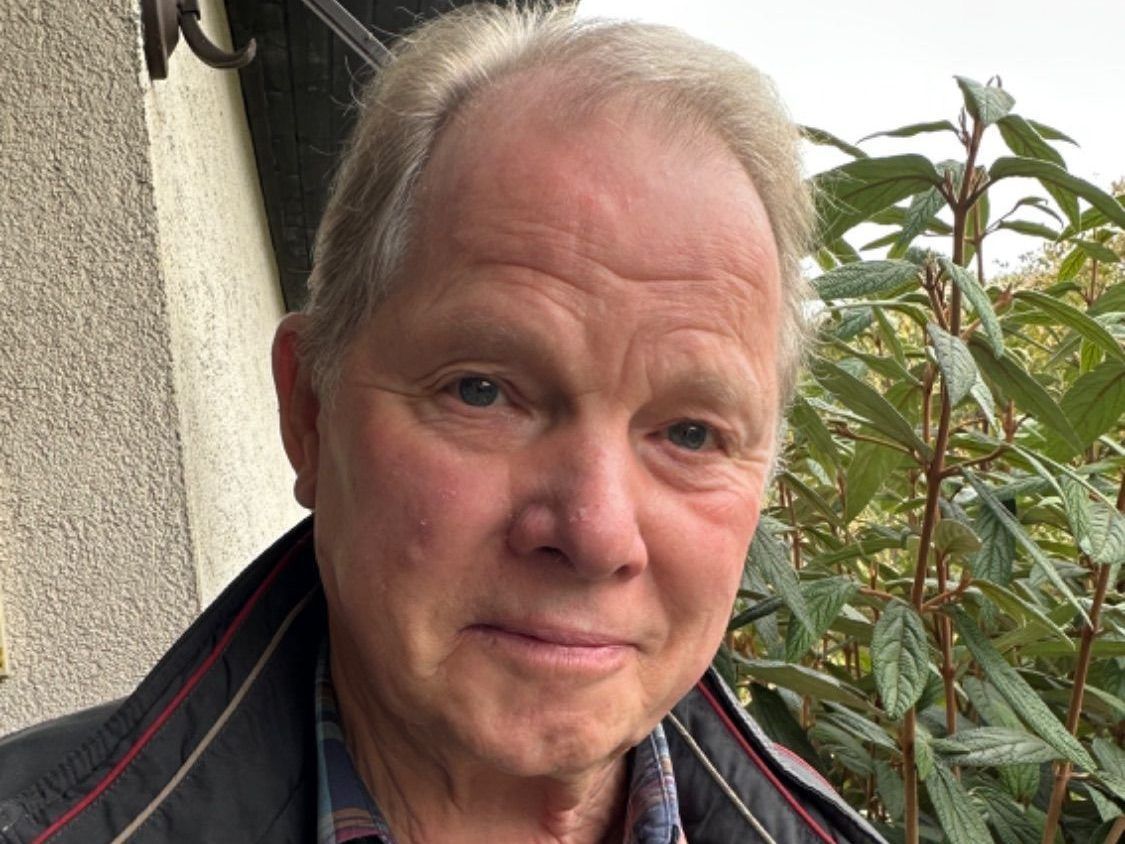 Gerhard Fraisl lädt zum Gedanenaustausch in den Pfarrsaal.