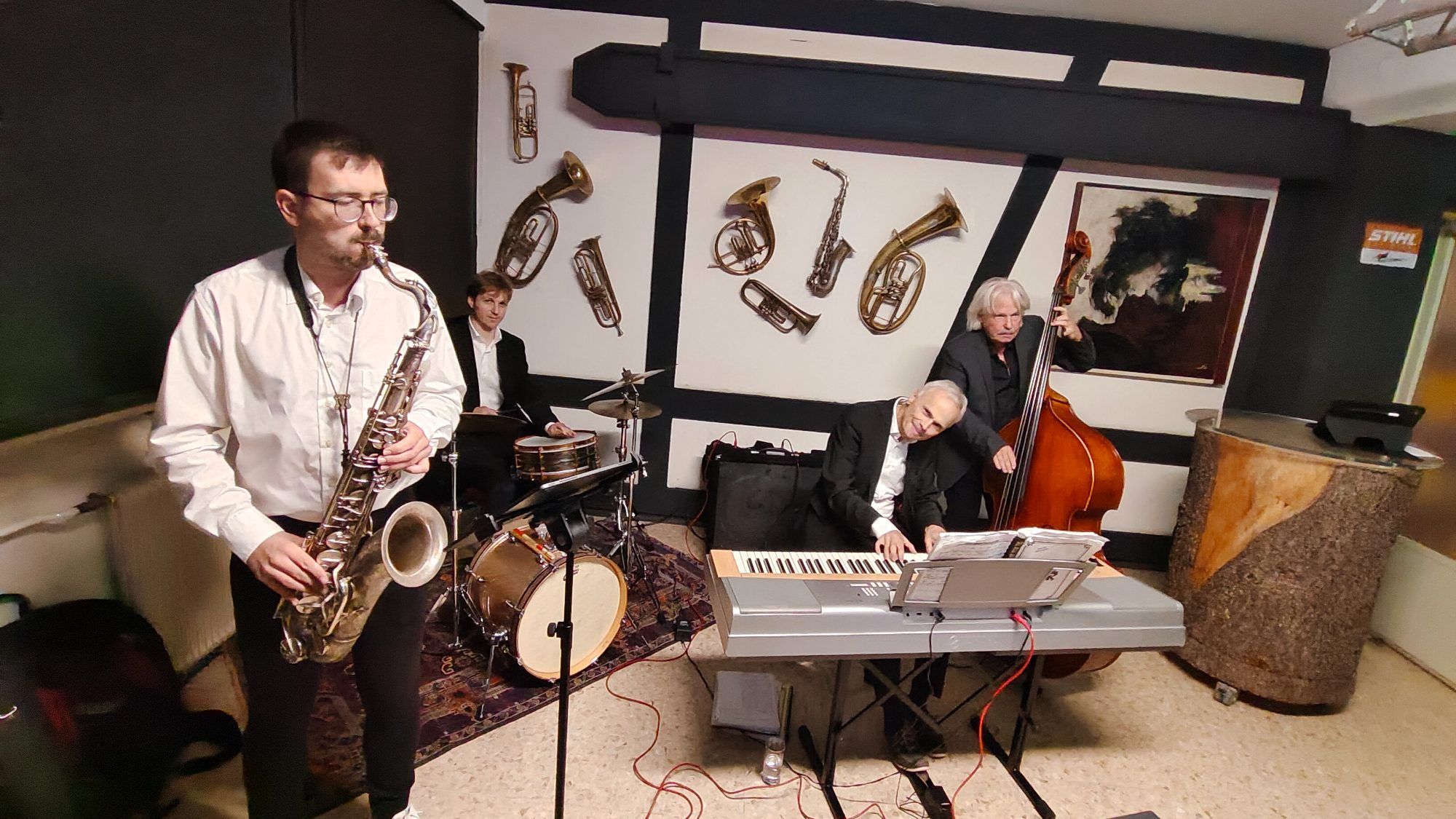 Schwungvoller Auftakt: Die Band „Jazzcritters“ sorgte bei der Vernissage mit ihrer Musik für die passende Begleitung.
