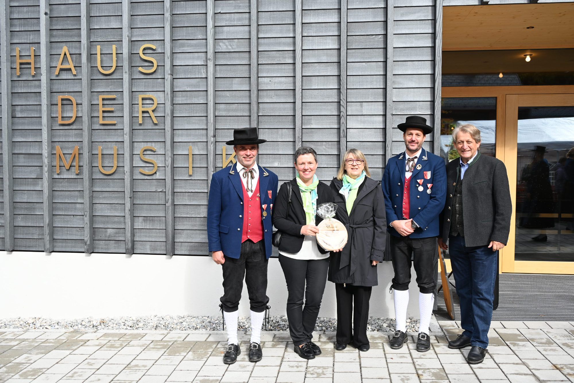 Kapellmeister Christoph Fritz, Obfrau Imelda Neuhauser, Chorleiterin Sonja Fritz, Obmann Walter Knapp und Musikschuldirektor Manfred Vonbank freuen sich über das Haus der Musik.