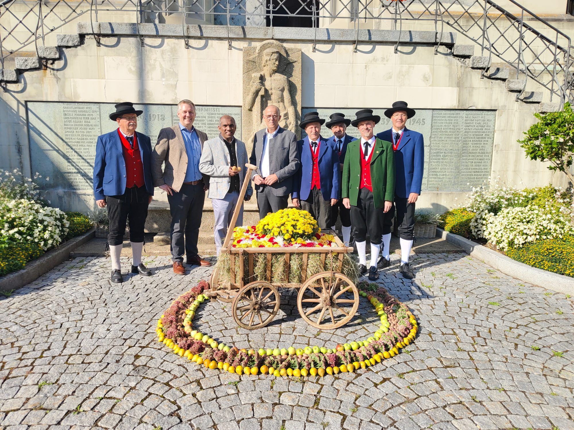 Vor dem Besuch des Hoffests nahmen viele an der Erntedankmessfeier mit Pfarrer Clifford Anthony teil.