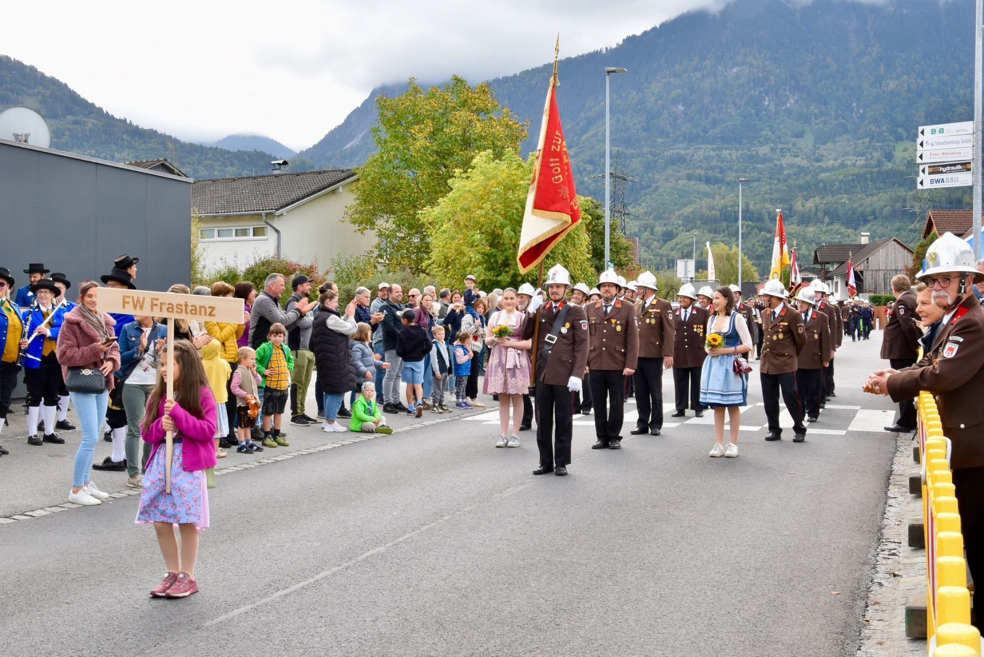 Festumzug mit verschiedenen Walgauer Musikvereinen und Walgauer Feuerwehren in der Bahnhofstraße Schlins. Anschließend musizierte die Gemeinde Musik Schlins neben den Fahnen der Musikkapellen und Feuerwehren im Festzelt beim Feuerwehrgerätehaus Schlins.