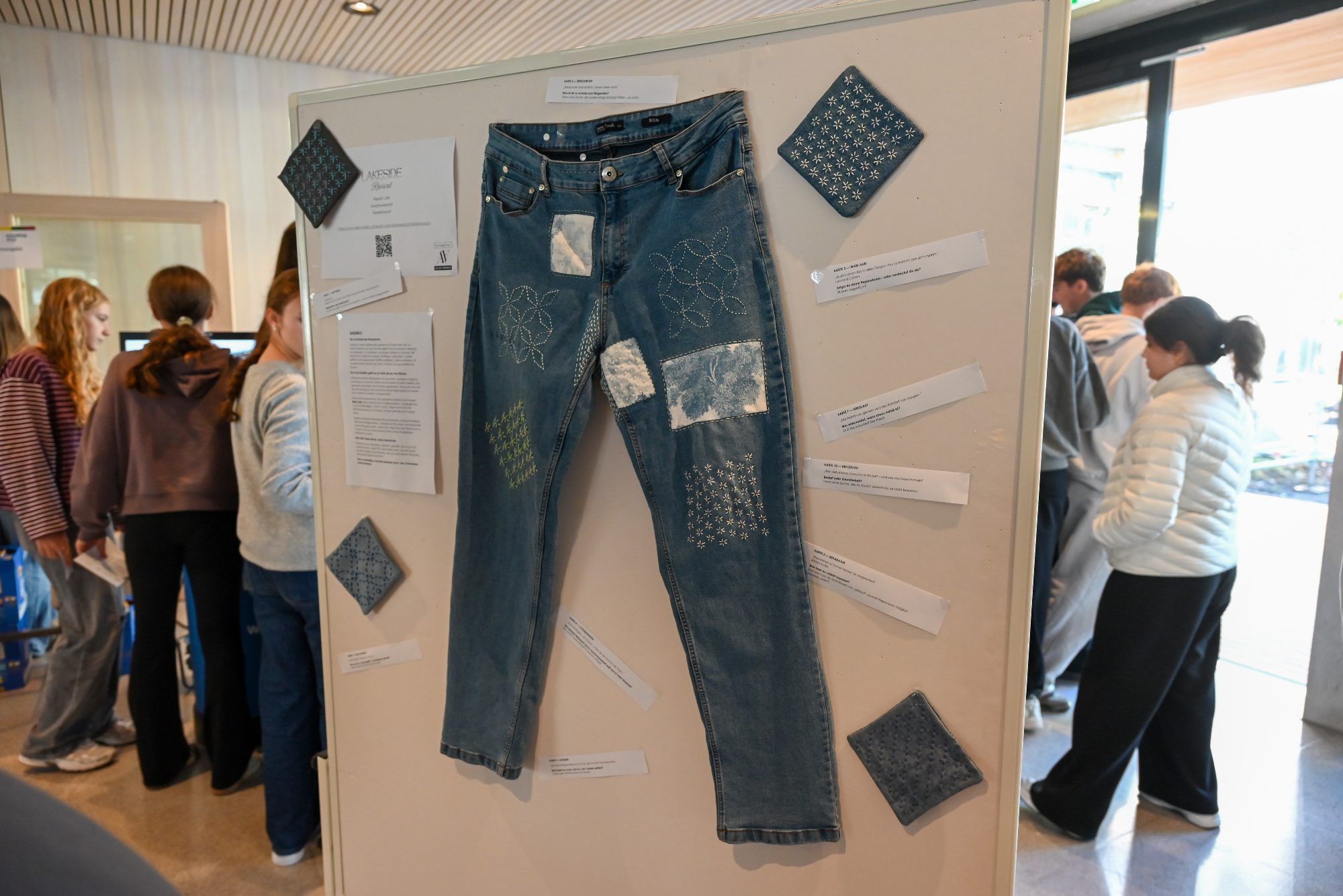 Kaputte Kleidungsstücke müssen nicht immer im Müll landen. Sie können auch aufgepeppt werden. Wie, das zeigte das Repair Café aus Lochau.
