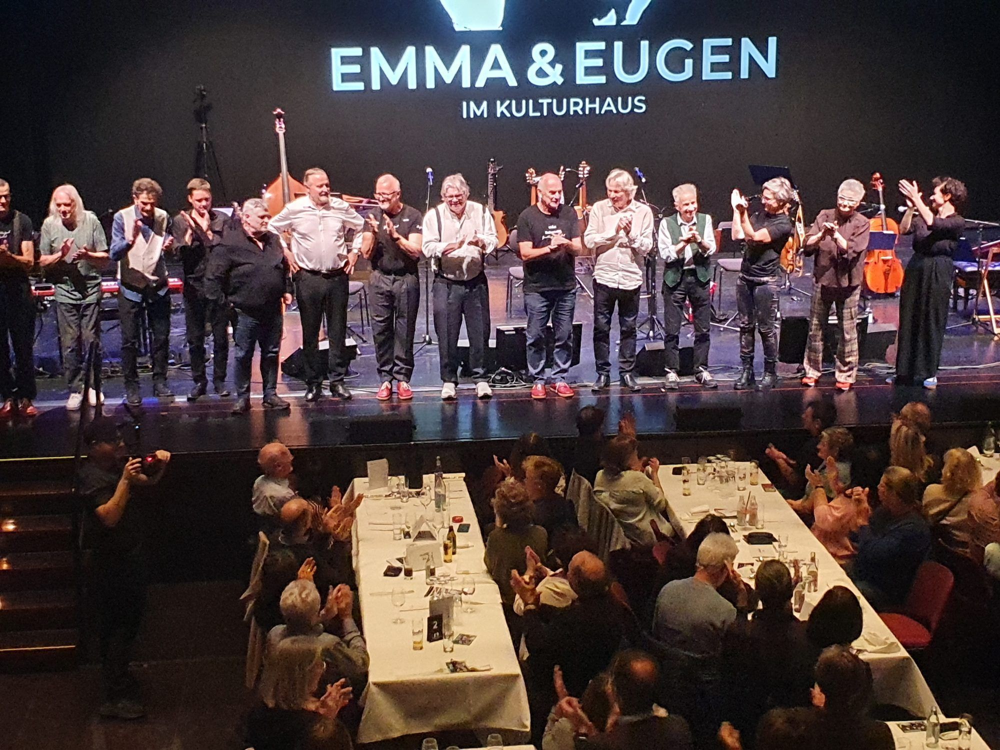 Ulli Troy inmitten seinen musikalischen Wegbegleitern