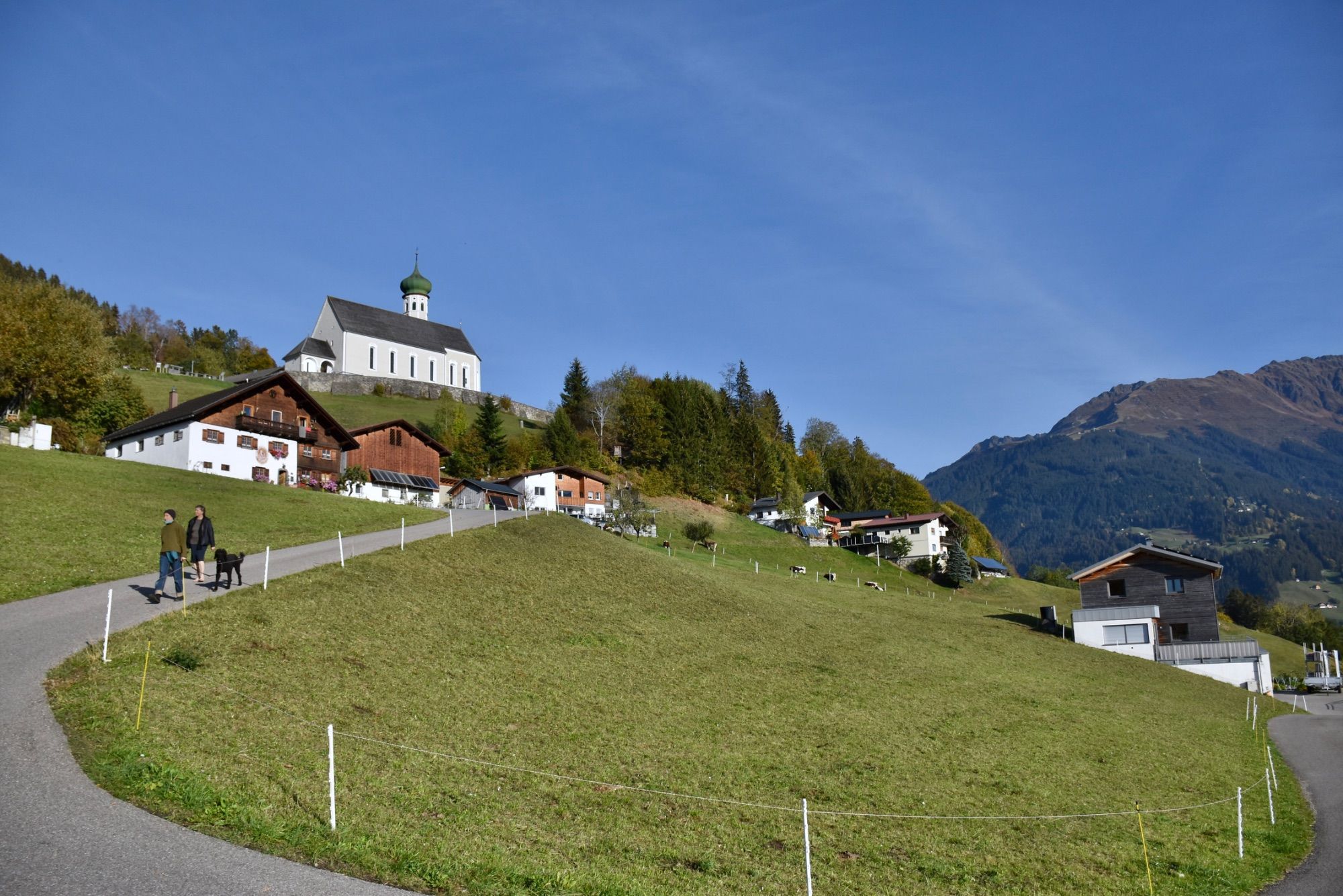 Die barocke Pfarrkirche Bartholomäberg liegt auf rund 1100 Metern Seehöhe. Das Steinkreuz befindet sich an dem schmalen Pfad, der von der Platta kommend vorbei am alten Gasthof Adler zum barocken Sakralbauwerk führt. Eine Tafel in Straßennähe informiert über das Steinkreuz; es handelt sich hierbei um ein besonderes Kulturdenkmal, so die Goethe-Universität Frankfurt.