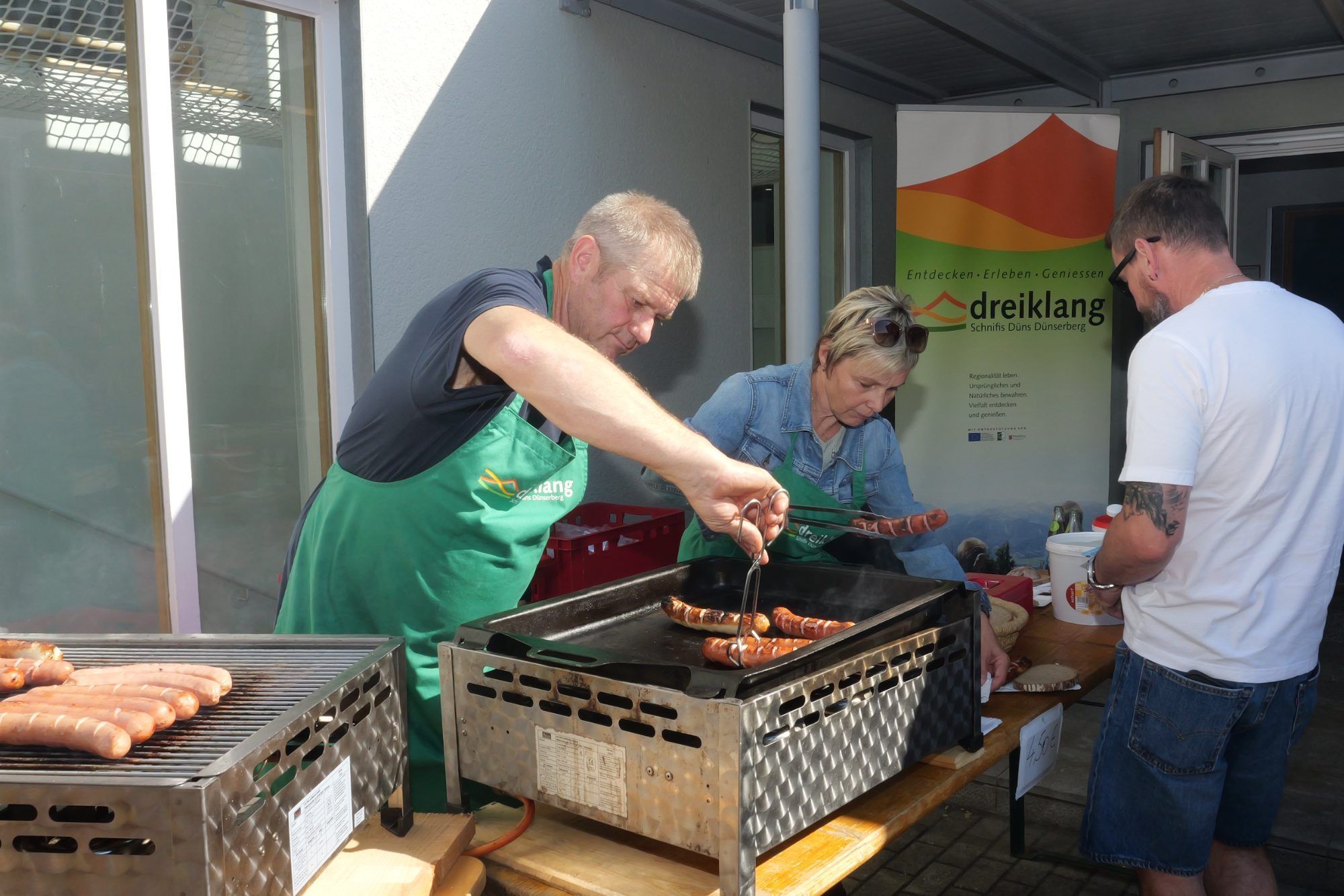 Herzhafte Versuchung: Frisch zubereitete Grillwürste gehörten zu den kulinarischen Klassikern beim Erntedankmarkt in Düns.