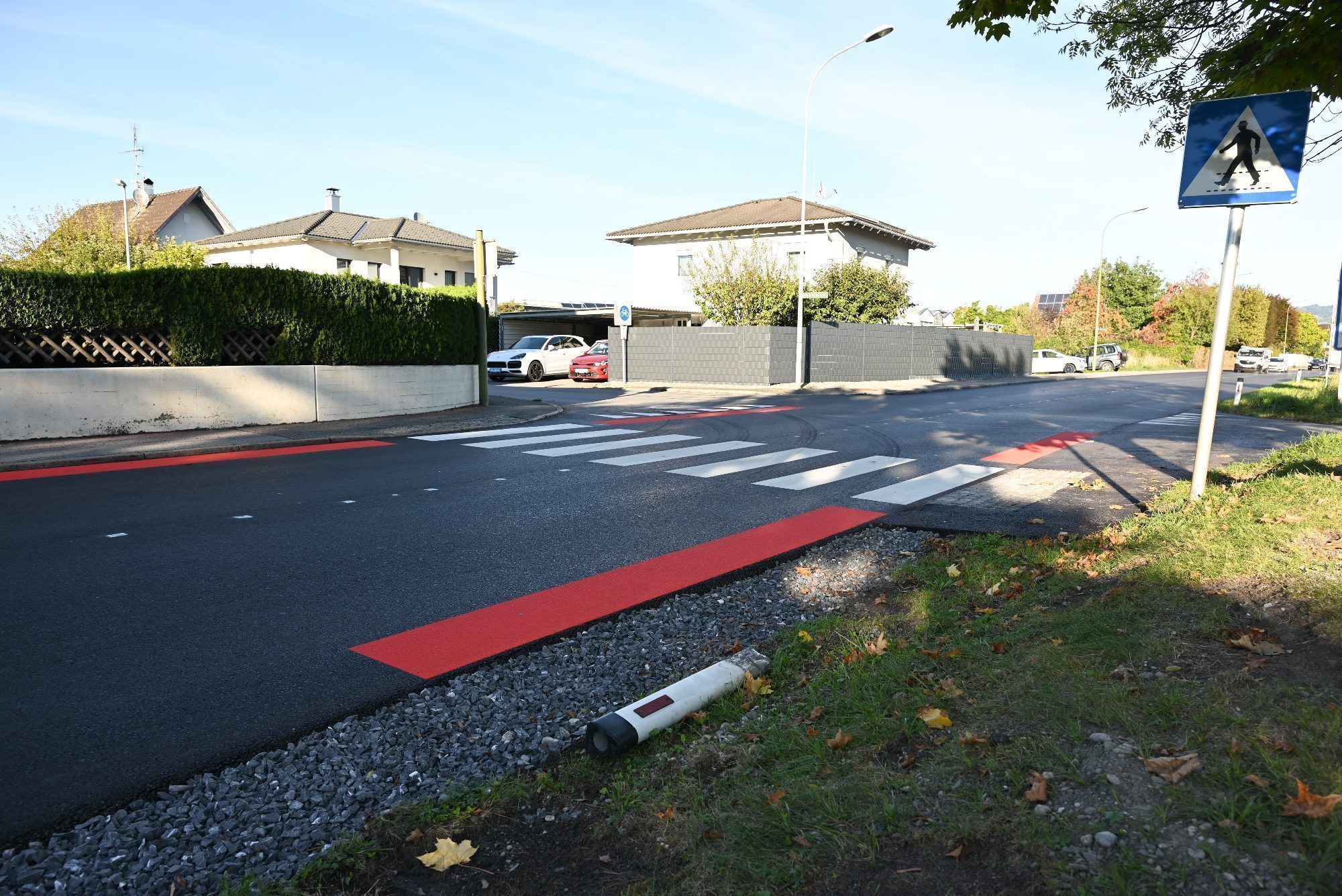 Die Zebrastreifen wurden in der Zellgasse mit roten Markierungen versehen.
