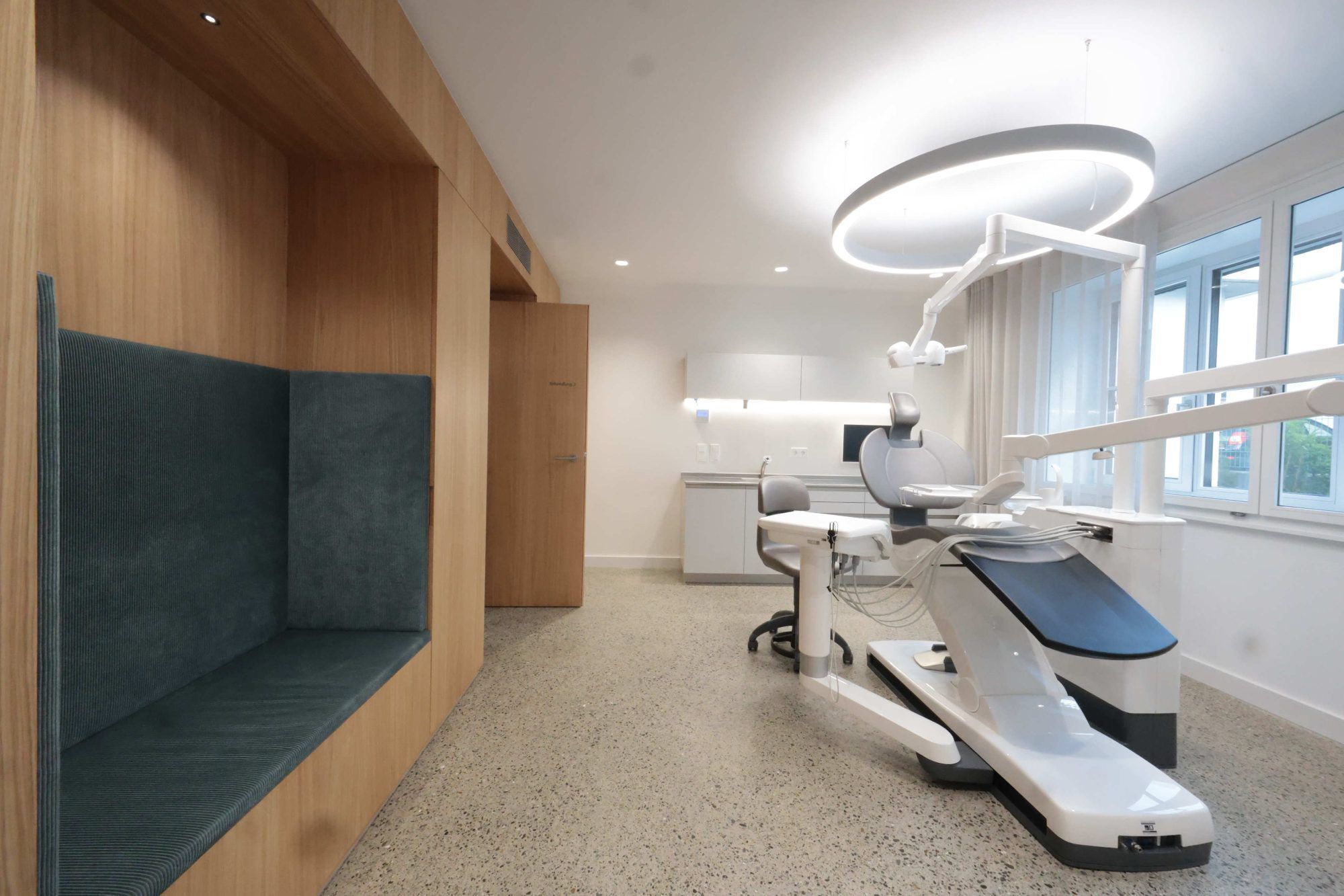 Gepolsterte Sitznischen für Begleitpersonen von Patient:innen.