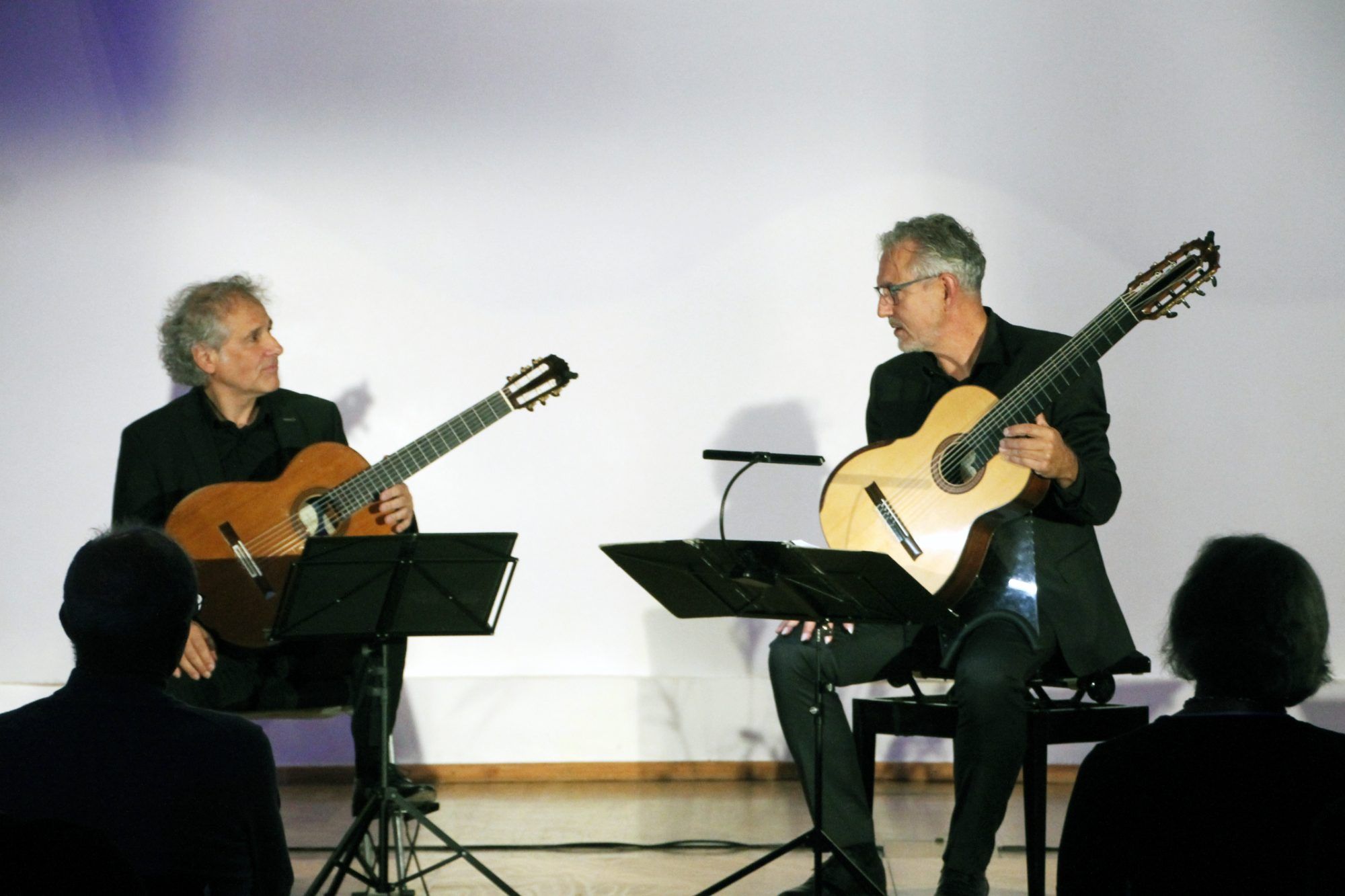 Große Klangvielfalt: Alexander Swete und Martin Schwarz sorgten im familiärer Rahmen für ein perfektes Zusammenspiel zweier Gitarren.