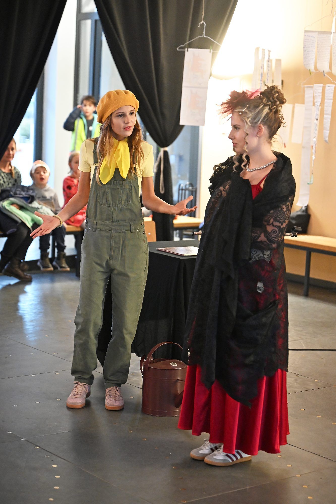 Zwei Schauspielerinnen der TiK Kids führten eine Szene aus „Der kleine Prinz“ auf.