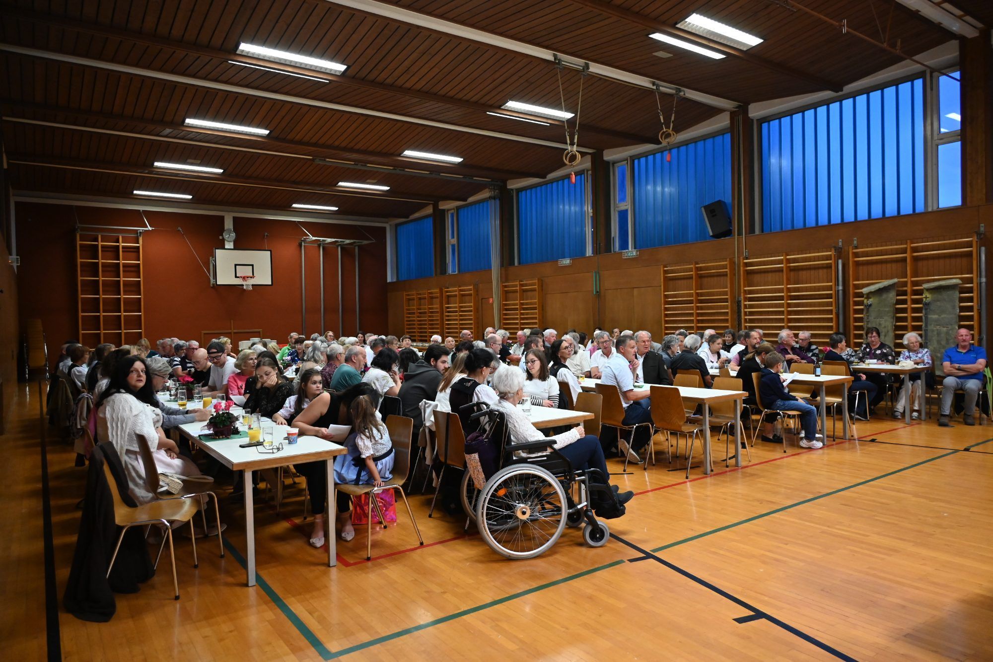 Die große Passionsspielfamilie feierte wehmütig das Ende der Passionsspiele.